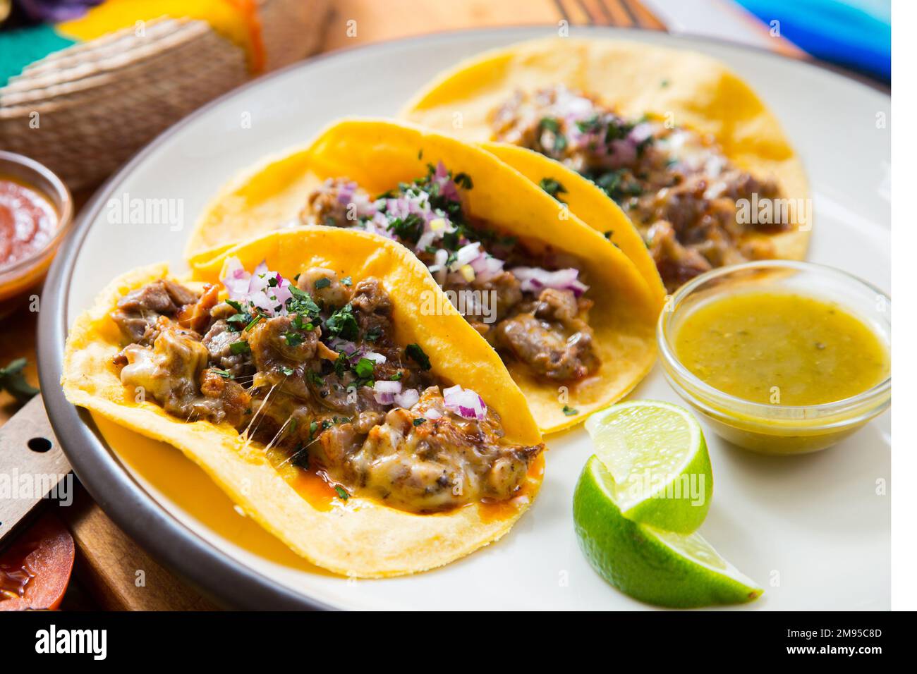 Tacos au bœuf. Le taco est une nourriture mexicaine traditionnelle composée d'une petite tortilla de maïs de taille manuelle Banque D'Images