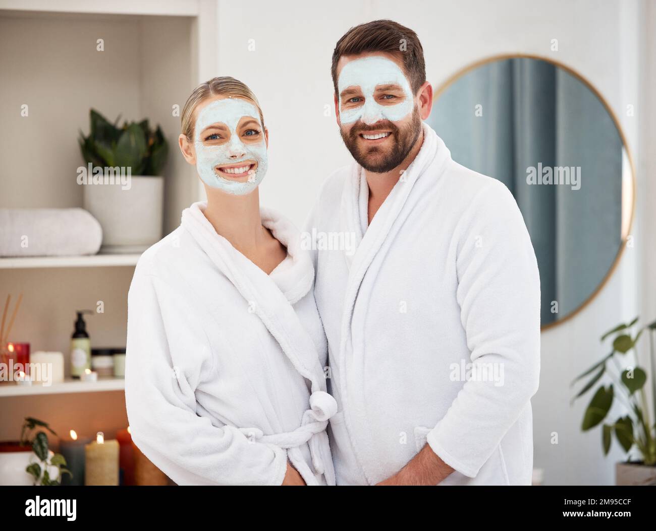 Moins de stress... Plus de soins du visage. un couple qui a une journée de détente au spa. Banque D'Images