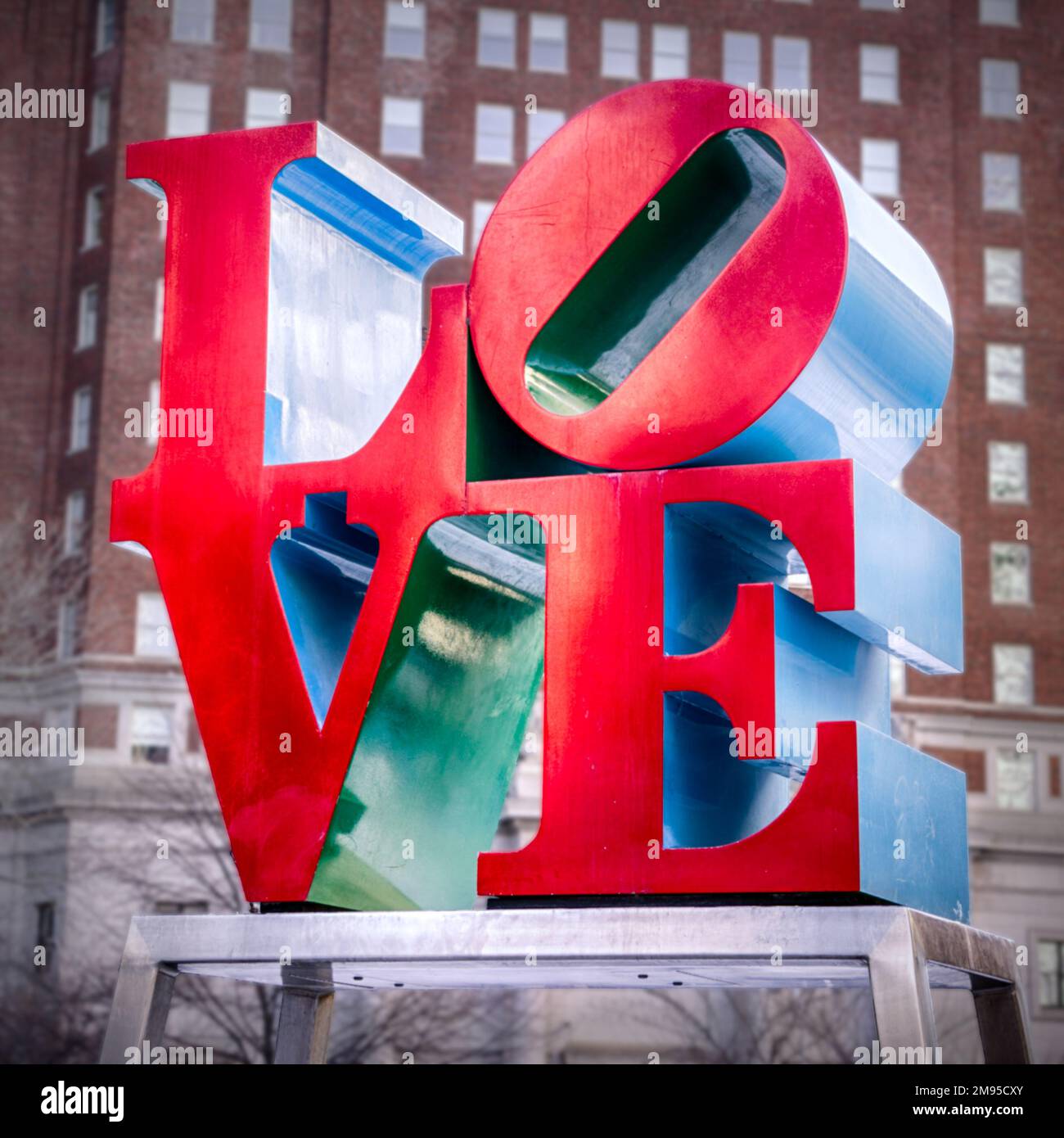 La sculpture « Love » est située à JFK Plaza, Philadelphie, PA. C'est la création de l'artiste pop Robert Indiana. Banque D'Images