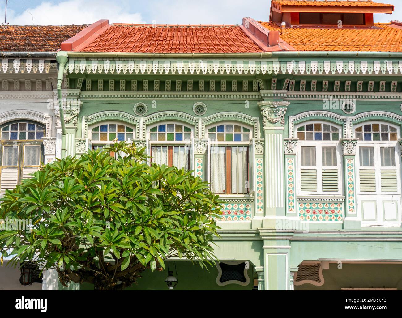 Boutiques résidentielles Peranakan emblématiques de couleur pastel sur Koon Seng Rd Katong Singapour Banque D'Images