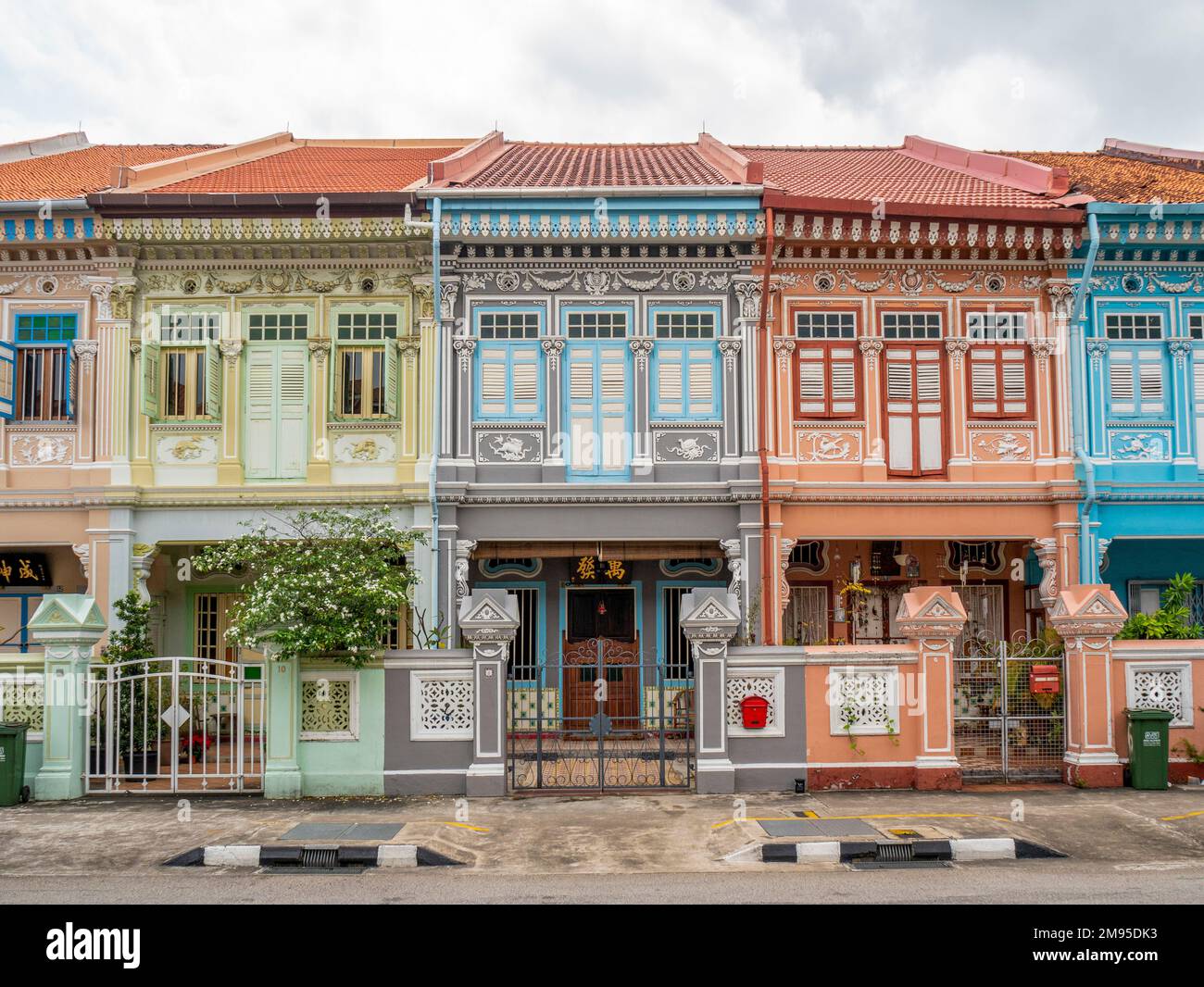 Boutiques résidentielles Peranakan emblématiques de couleur pastel sur Koon Seng Rd Katong Singapour Banque D'Images