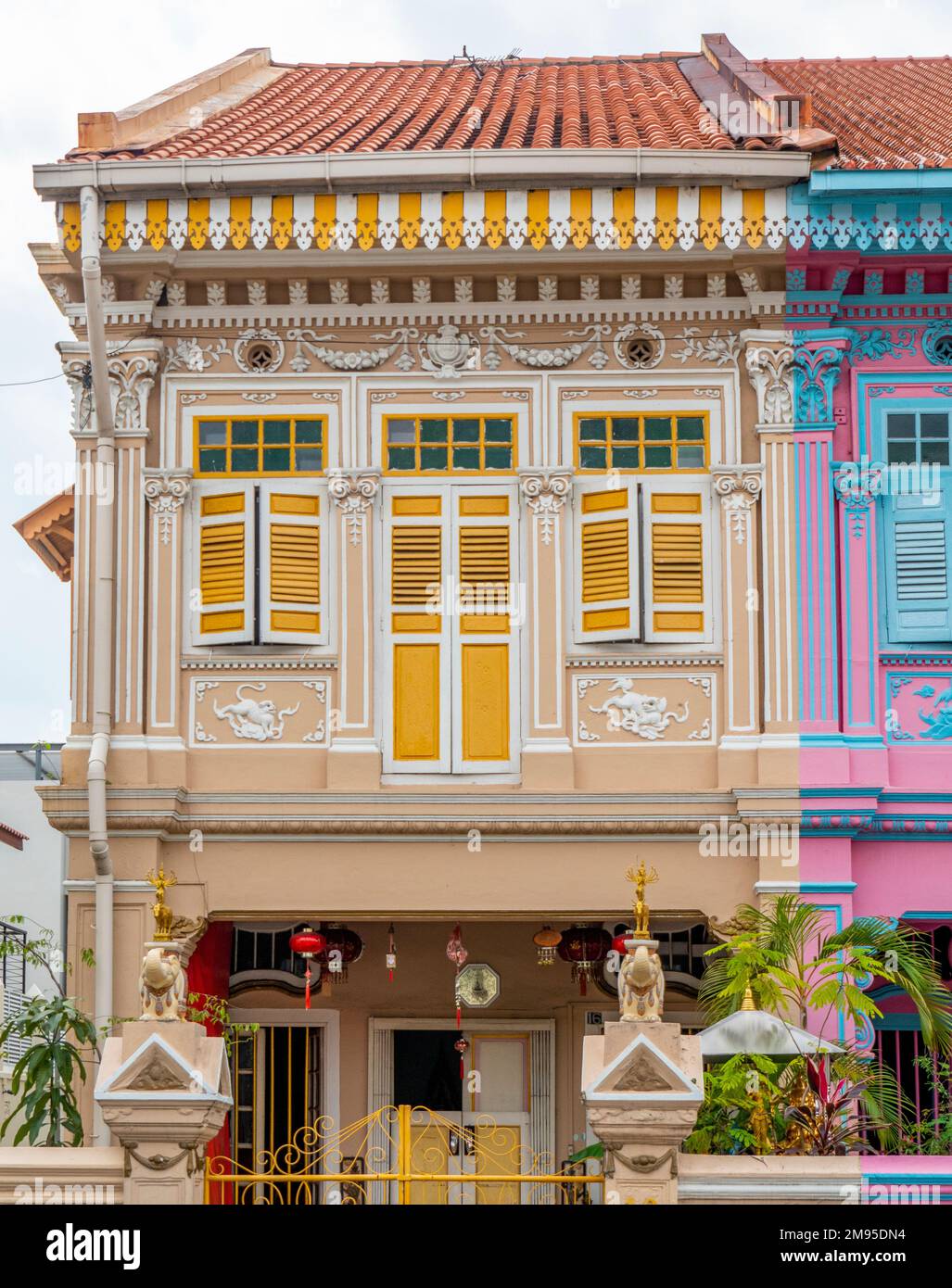 Boutiques résidentielles Peranakan emblématiques de couleur pastel sur Koon Seng Rd Katong Singapour Banque D'Images
