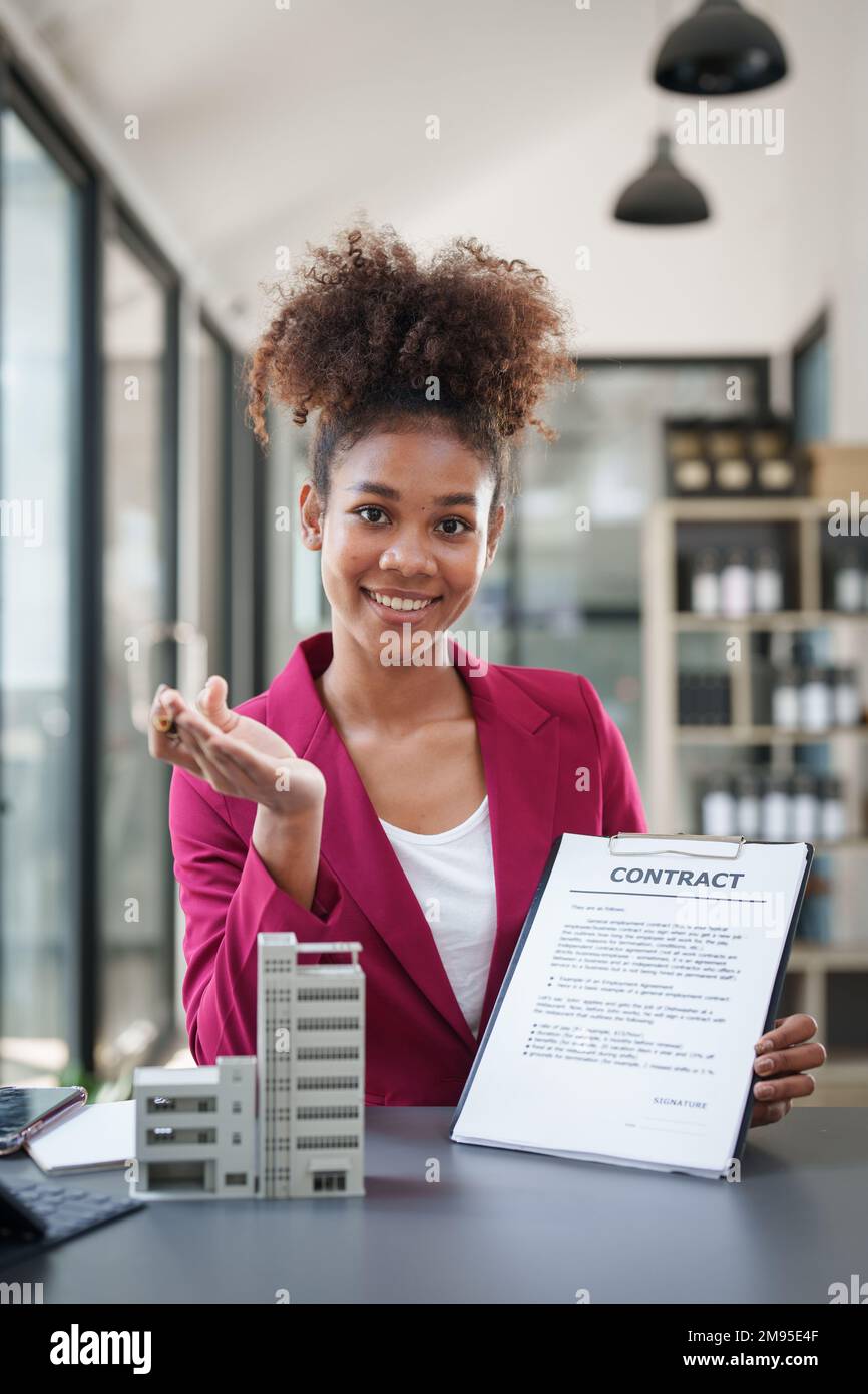 Une femme d'affaires ou un agent immobilier expliquent l'accord de signature pour acheter la maison. Directeur de banque et concept immobilier Banque D'Images