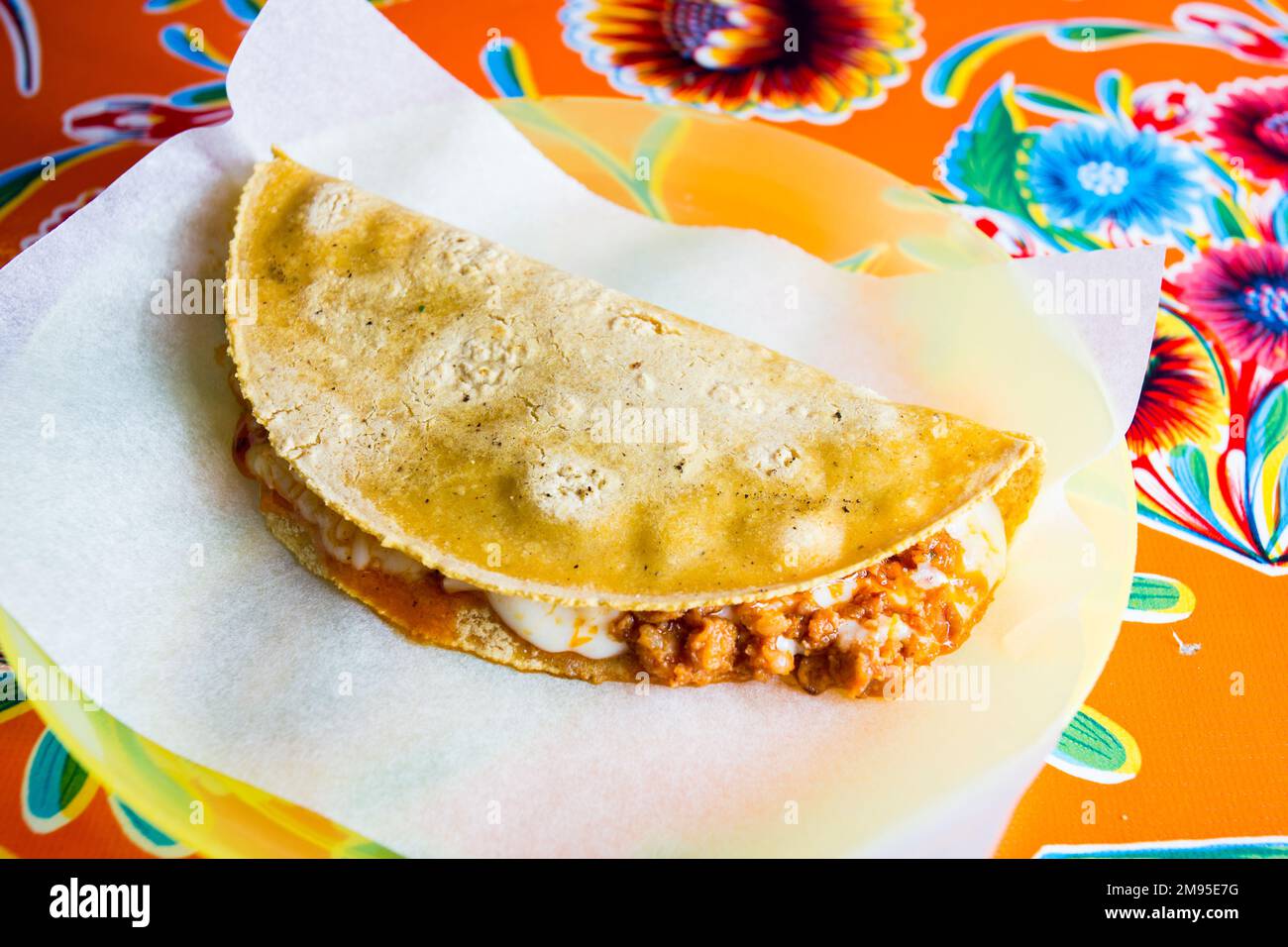 La quesadilla est un plat mexicain qui se compose d'une tortilla de maïs ou de blé, pliée en deux, qui, selon la région, peut être remplie de fromage Banque D'Images