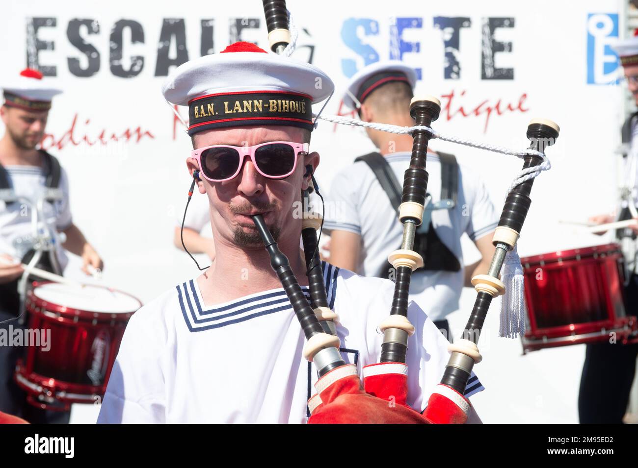 Sète, sud de la France, 2022/16/04: “Escale a Sète”, festival maritime, rassemblement de vieux voiliers et navires. Bagpipe soner, ou Biniouaer (ici un Banque D'Images