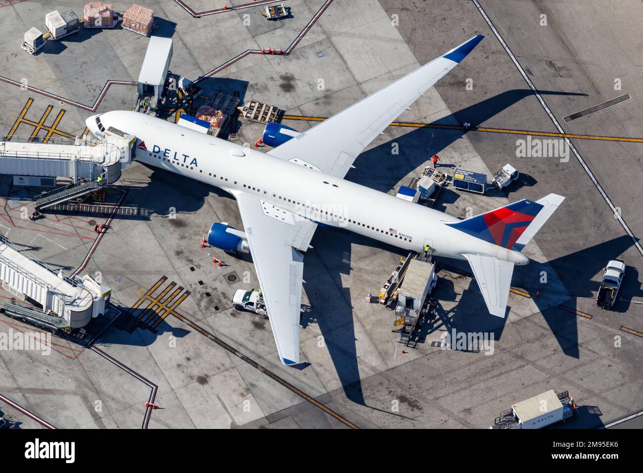 Los Angeles, États-Unis - 4 novembre 2022: Delta Air Lines Boeing 767-300(ER) avion à l'aéroport de Los Angeles (LAX) dans l'antenne des États-Unis vi Banque D'Images