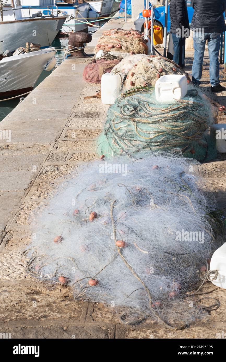 Des filets de pêche reposaient sur la jetée en Sicile, en Italie Banque D'Images