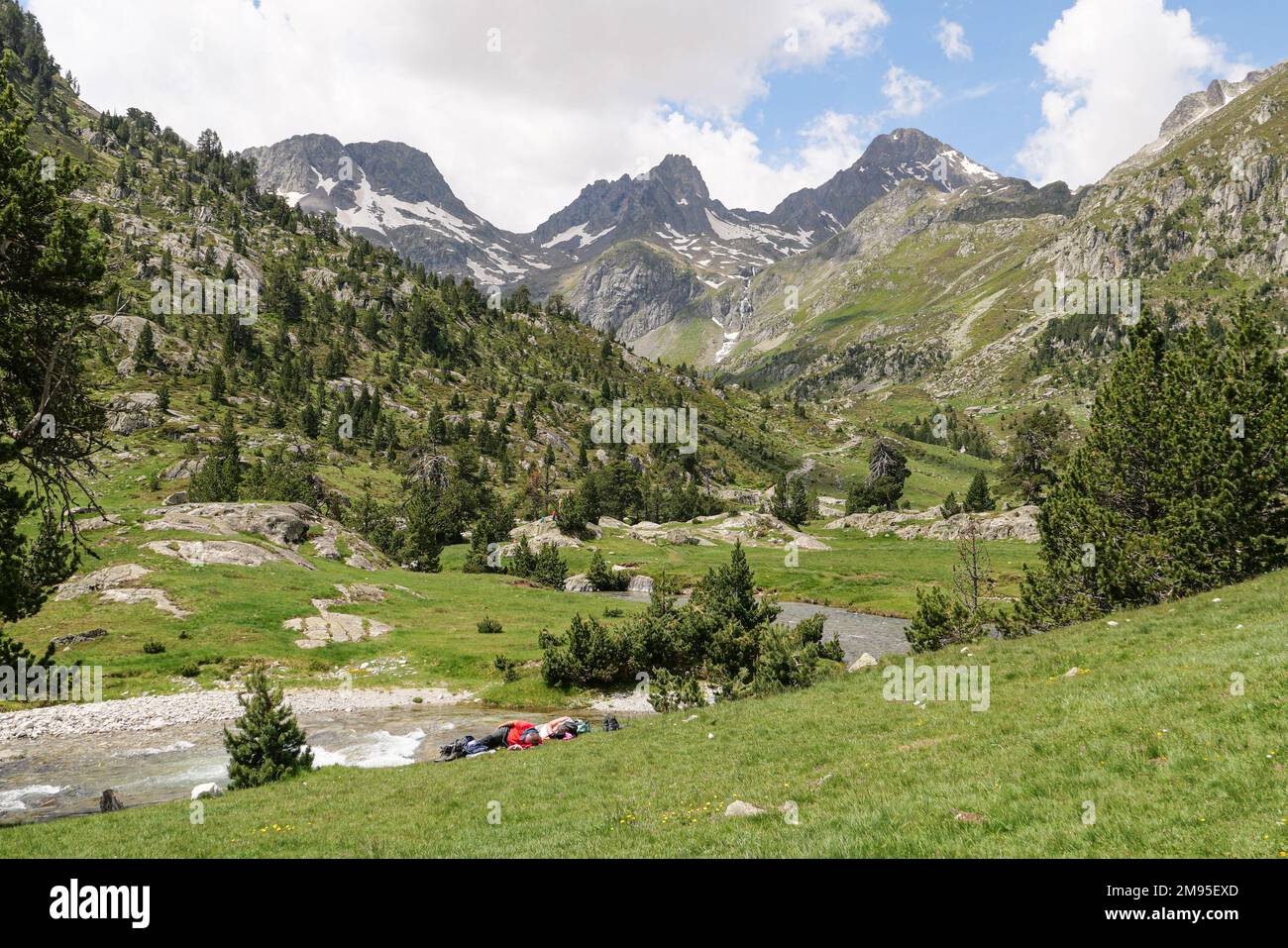 Département des Hautes-Pyrénées (Haut-Pyrénées, sud-ouest de la France) : paysage et ruisseau de montagne "Gave du Marcadau" au fond du refuge du Wallon Banque D'Images