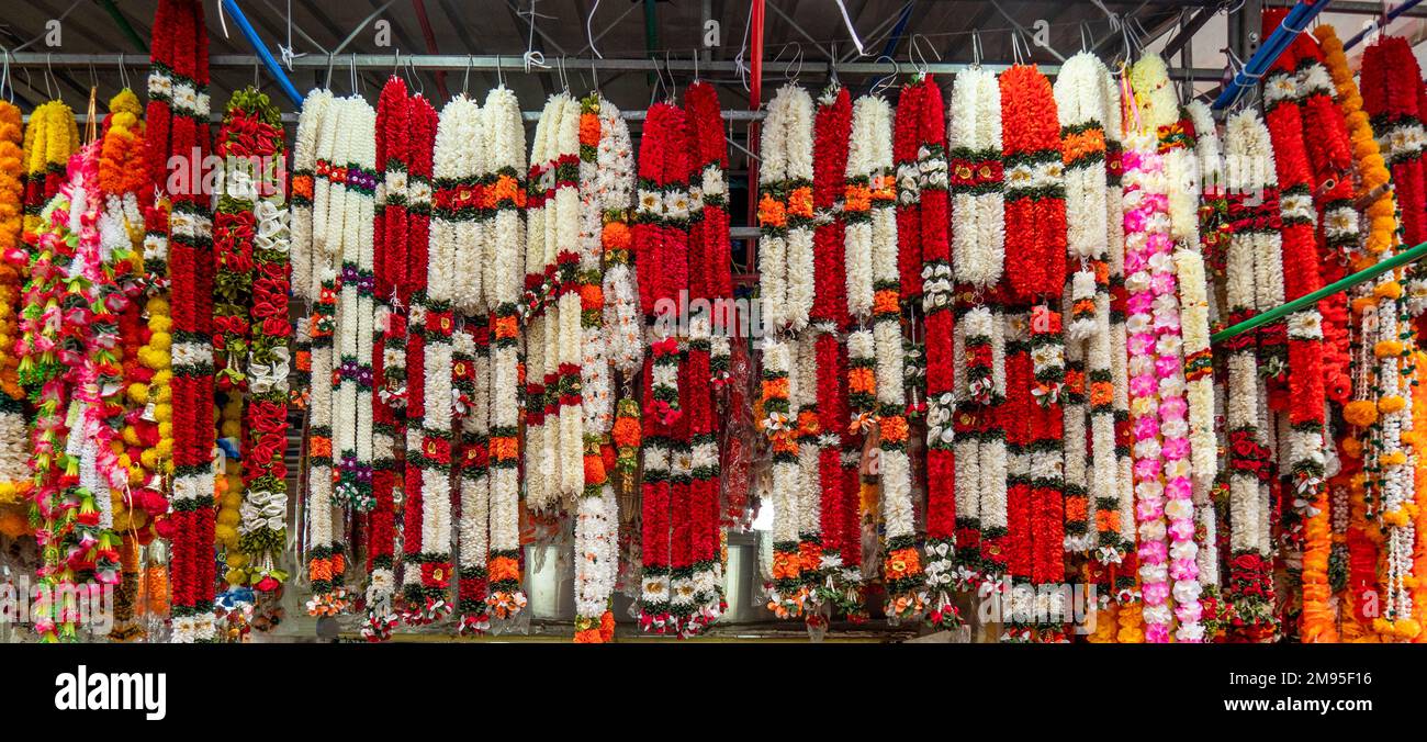 Guirlandes de fleurs décoratives à vendre dans un étal sur un marché de Little India Singapour. Banque D'Images