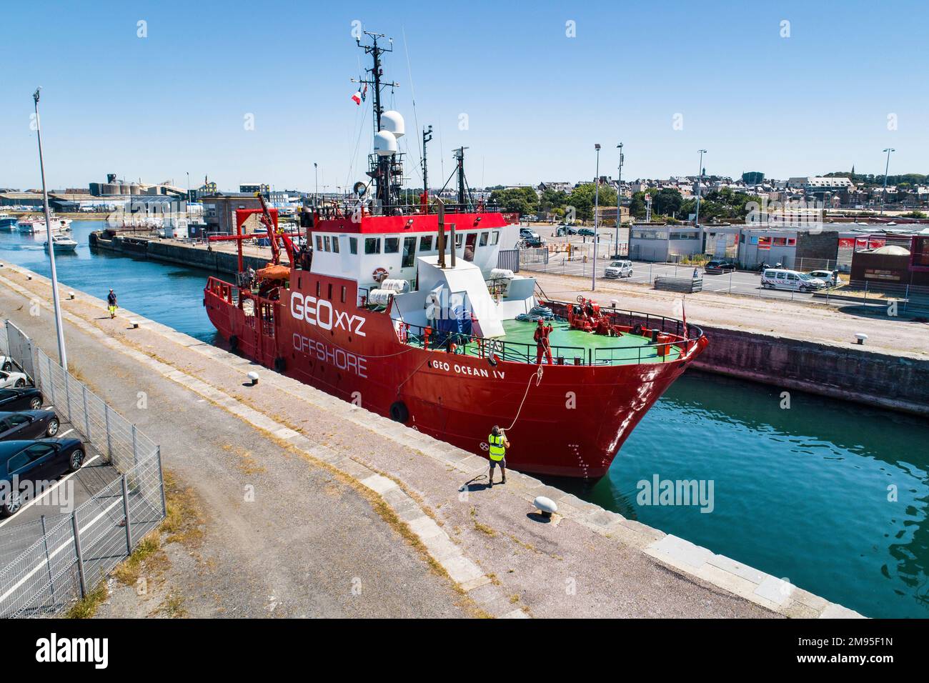 Saint-Malo (Bretagne, Nord-Ouest de la France): Navire de sécurité de secours GEO OCEAN IV, navire d'arpentage offshore multidiscipliné, traversant l'écluse “ecl Banque D'Images