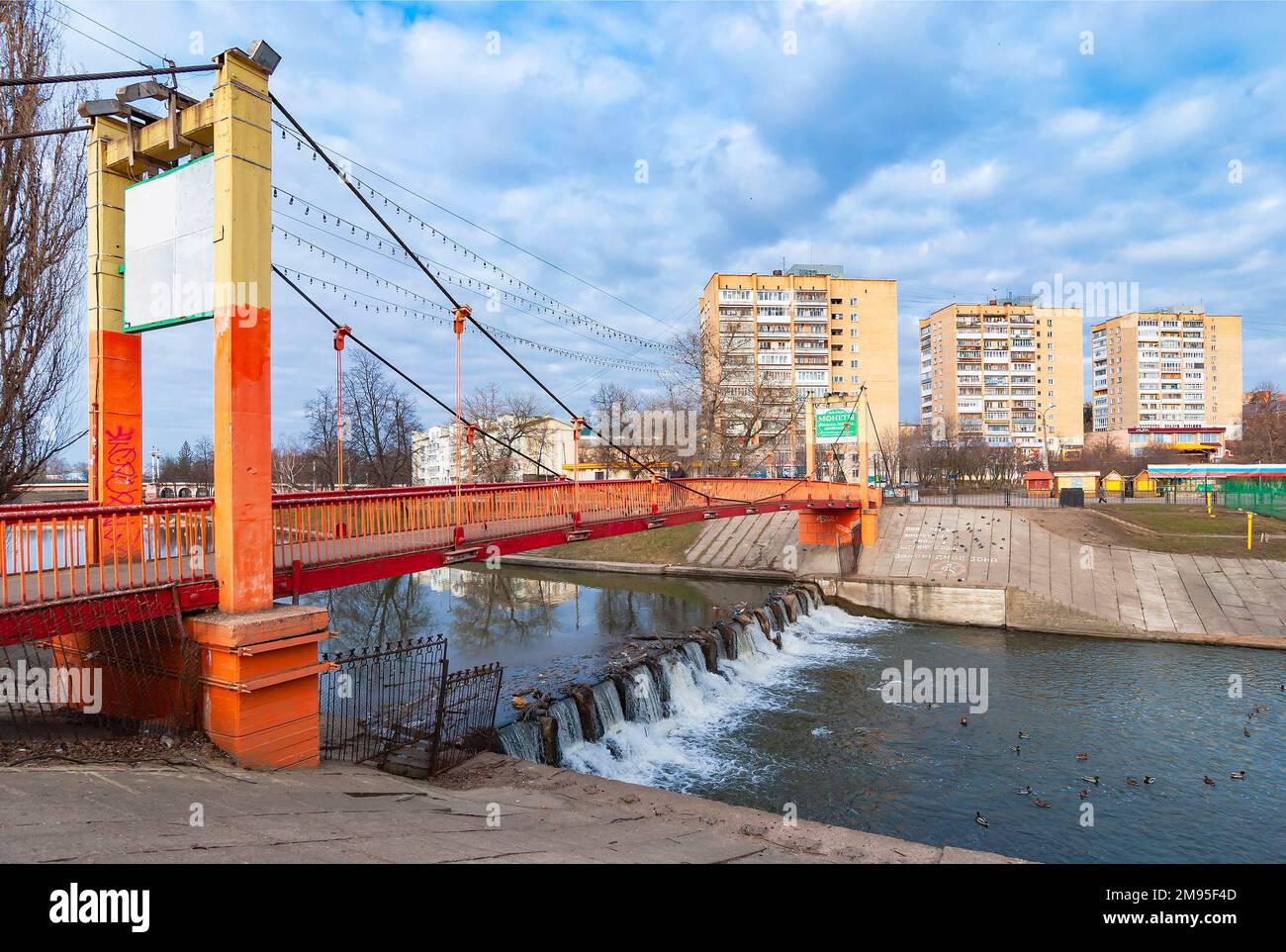 Orjol. Russie. Pont piétonnier suspendu (Jubilé) au-dessus de la rivière Orlik Banque D'Images