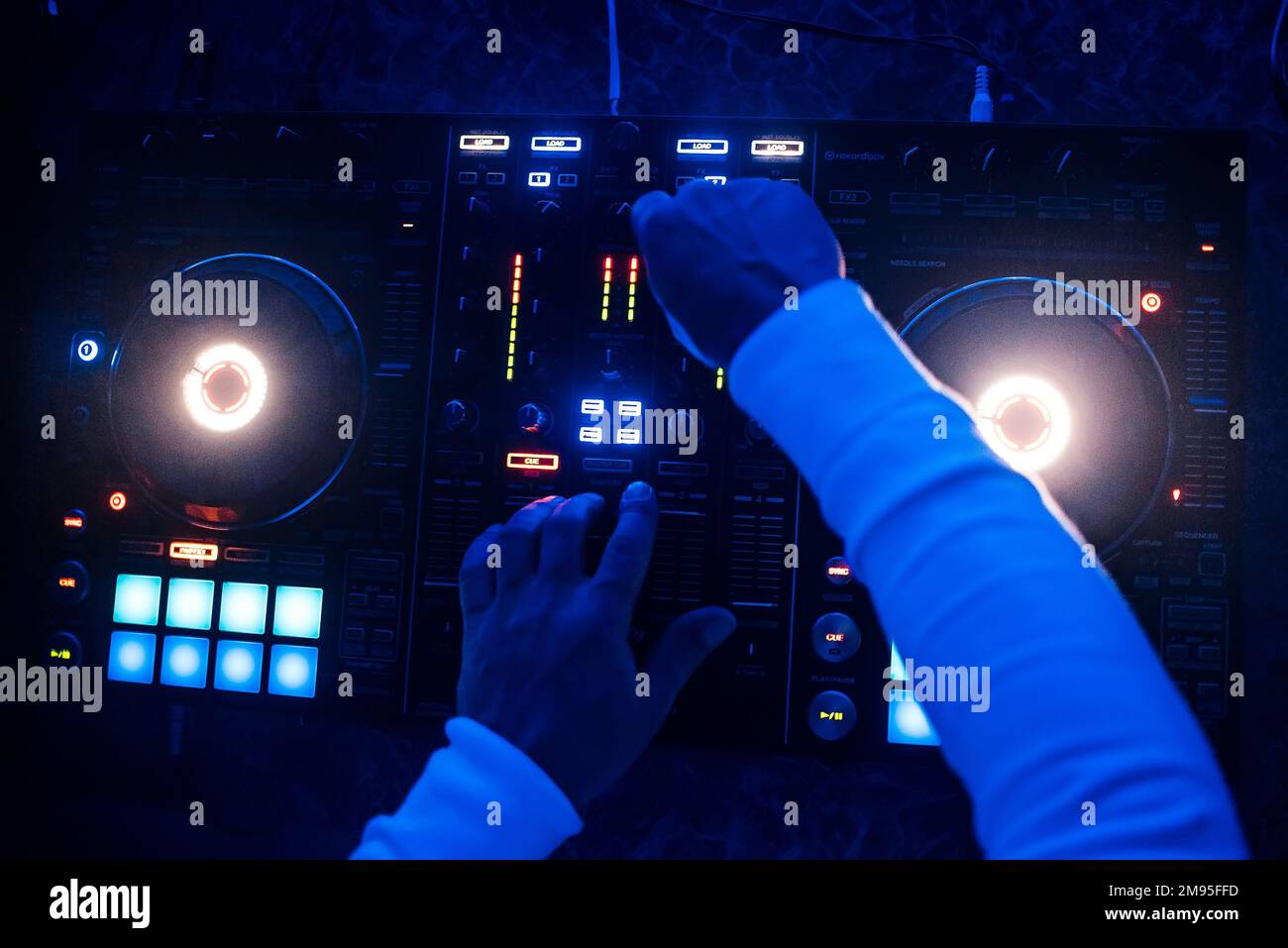 Stand de mixage et de DJ dans une discothèque avec le propriétaire pour les gestionnaires de musique professionnels vue du dessus Banque D'Images