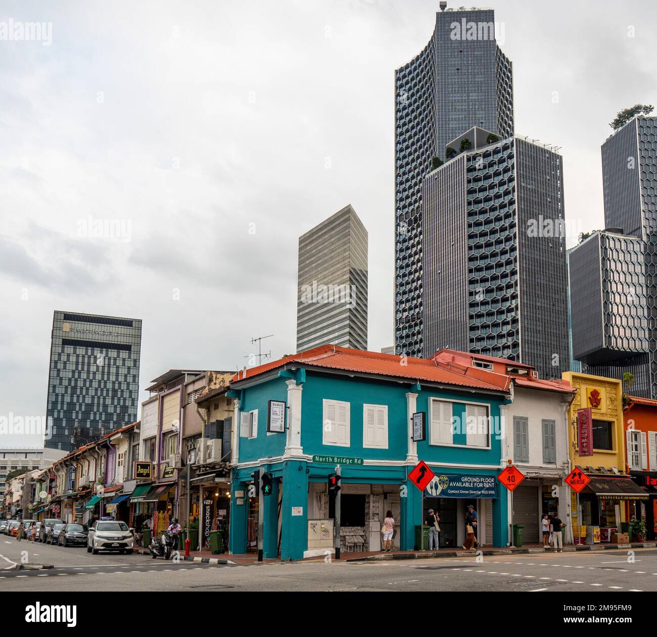 Contraste entre les boutiques traditionnelles à l'angle de Arab St et North Bridge Rd et les gratte-ciel modernes des tours résidentielles, hôtelières et de bureaux Singapour Banque D'Images