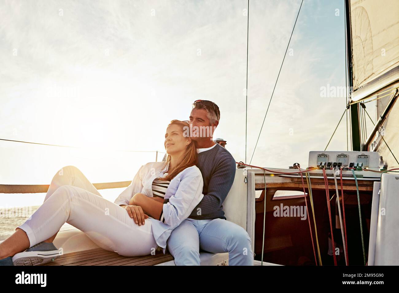 Calme, détente et couple sur un yacht pour des vacances, voyage d'été et aventure sur l'océan en Espagne. Paix, câlin et homme et femme sur un bateau pour un luxe Banque D'Images