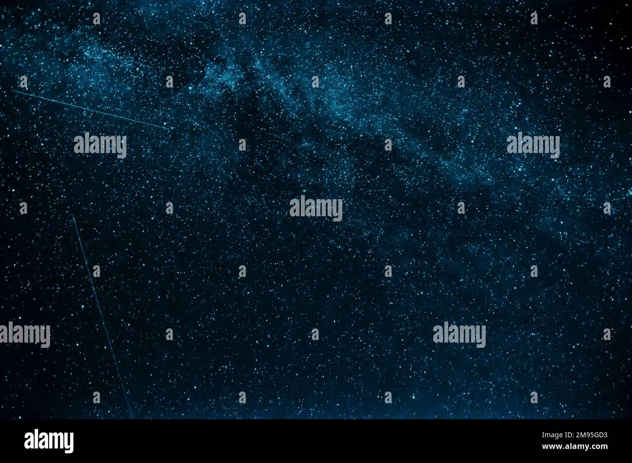 milky way et des étoiles de tir sur un fond bleu ciel de nuit Banque D'Images