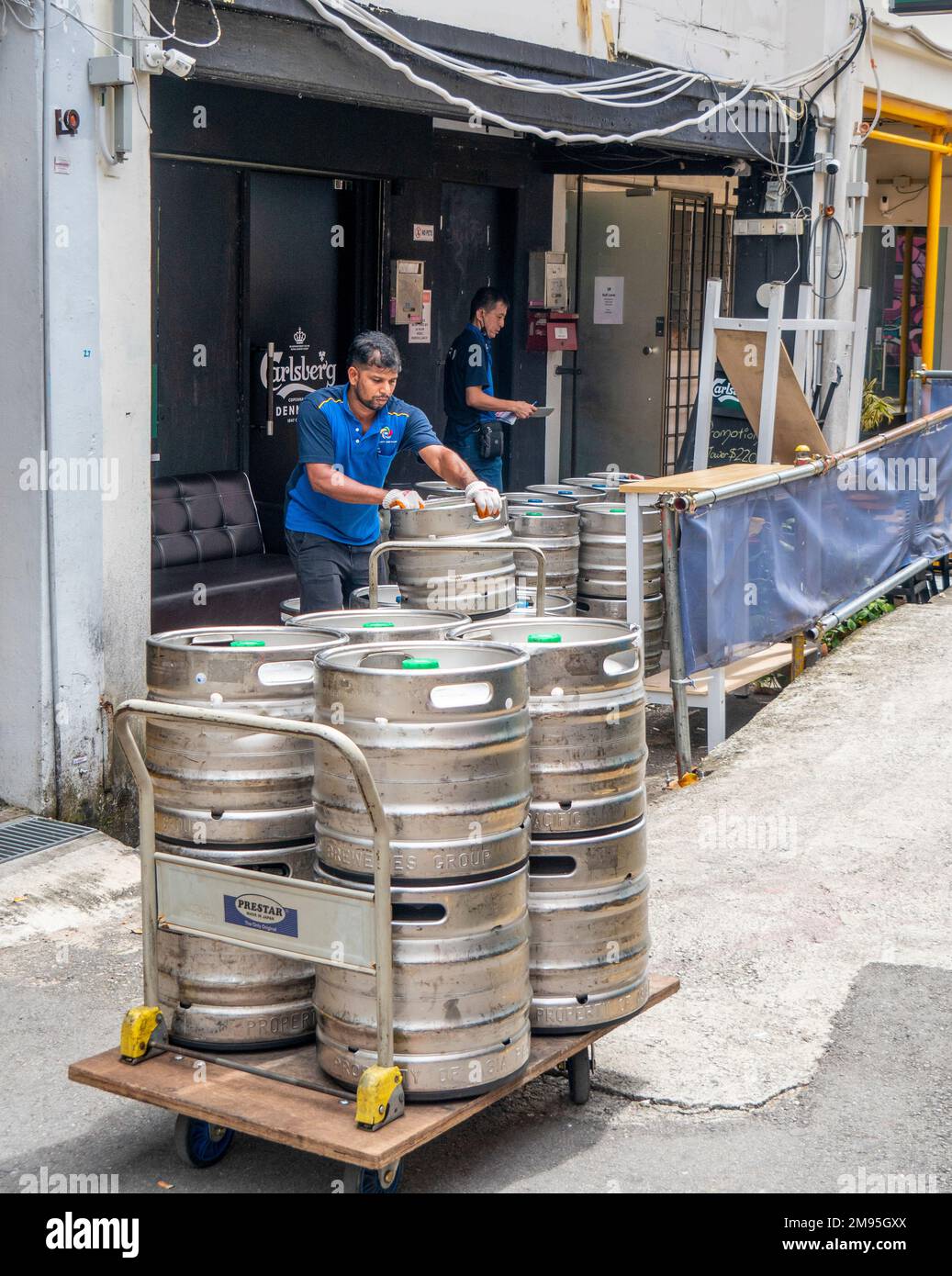 Livraison de fûts de bière à un bar dans la région de Kampong Glam à Singapour Banque D'Images