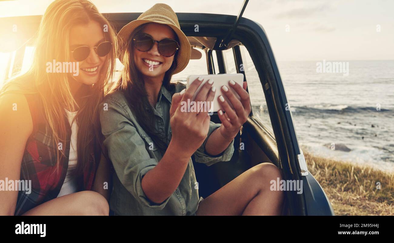 Amis, sourire et voyage téléphone selfie avec coucher de soleil pour les vacances de voyage, vacances d'été et se détendre ensemble à l'extérieur. Femmes, heureux et smartphone Banque D'Images