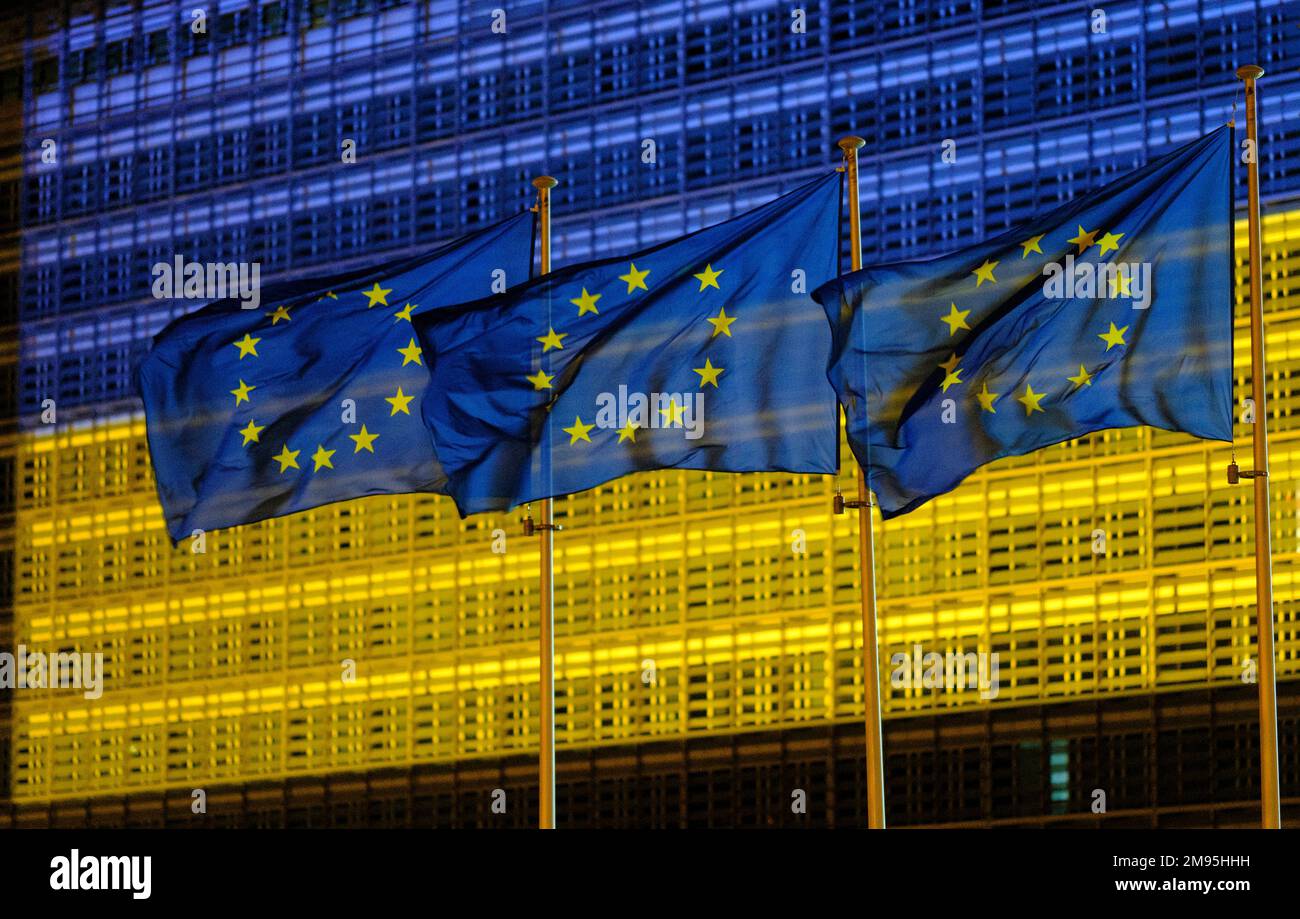 Belgique, Bruxelles, mai 2022 : façade du bâtiment Berlaymont , siège de la Commission européenne, illuminée aux couleurs du drapeau ukrainien. Banque D'Images