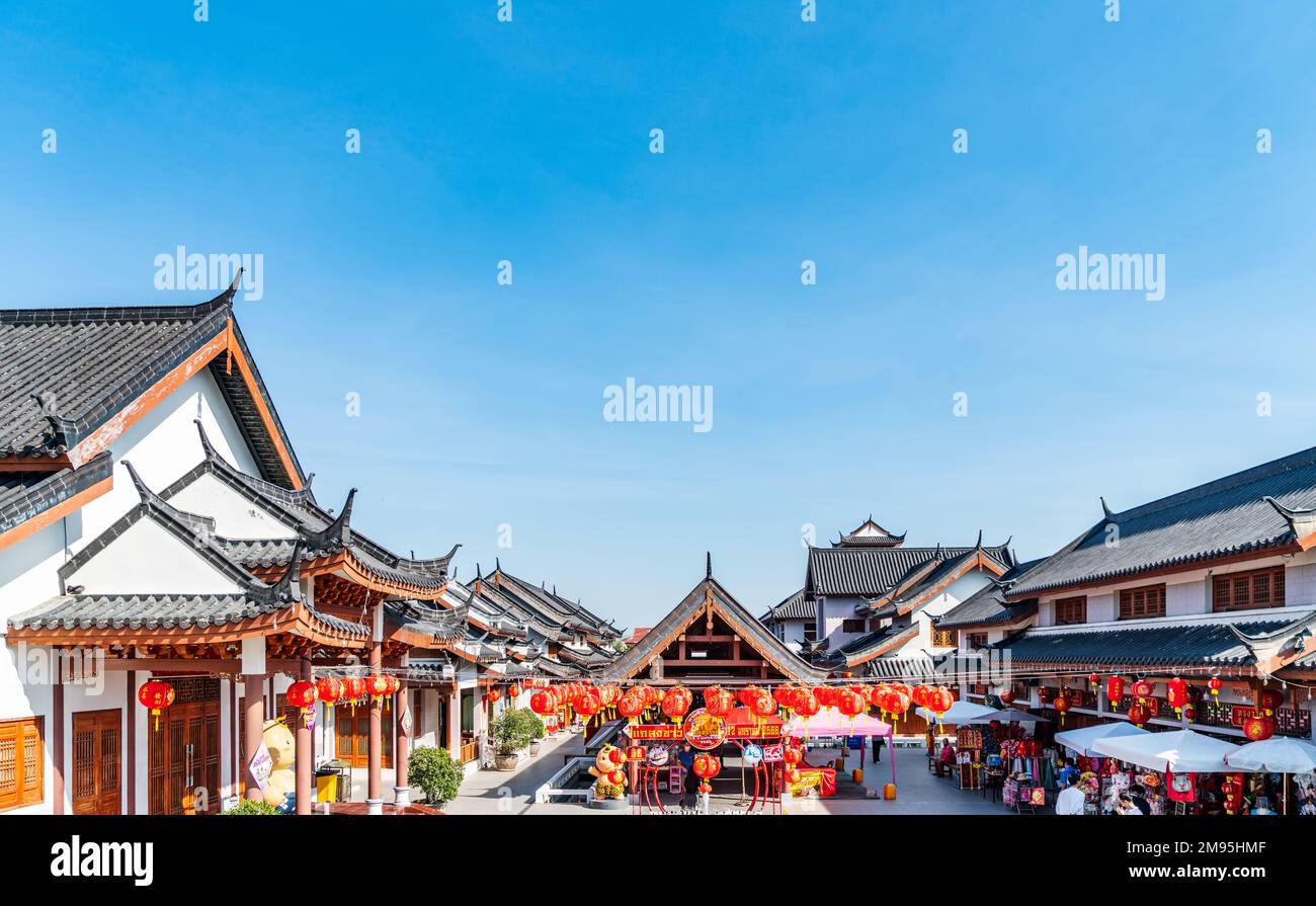 Suphan Buri, Thaïlande - 24 janvier 2023 : magnifique paysage de boutiques et de restaurants construits dans l'architecture traditionnelle chinoise à la ville de Suphan Buri P Banque D'Images
