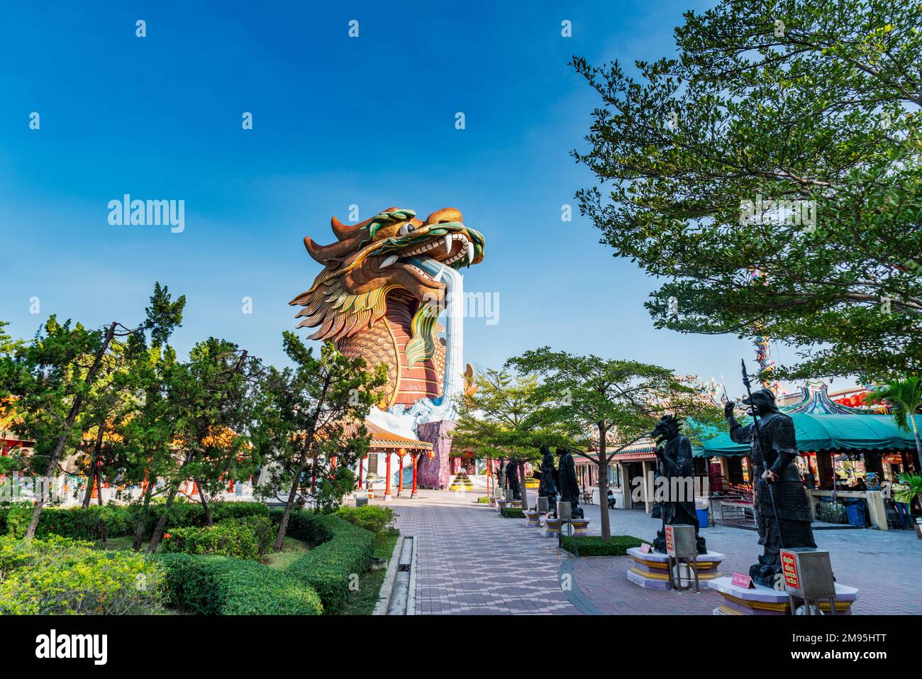 Suphan Buri, Thaïlande - 24 janvier 2023 : le grand bâtiment du dragon au parc du dragon Heavenly de Suphan Buri City Pillar Shrine. Vue du jardin. Banque D'Images