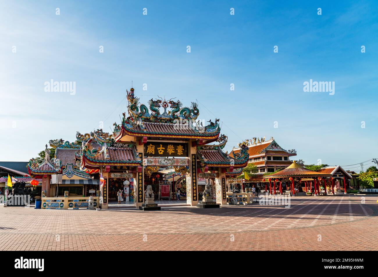 Suphan Buri, Thaïlande - 24 janvier 2023 : l'entrée principale du sanctuaire de pilier de la ville de Suphan Buri, un des lieux saints célèbres pour le culte en Thaïlande. Le mois Banque D'Images
