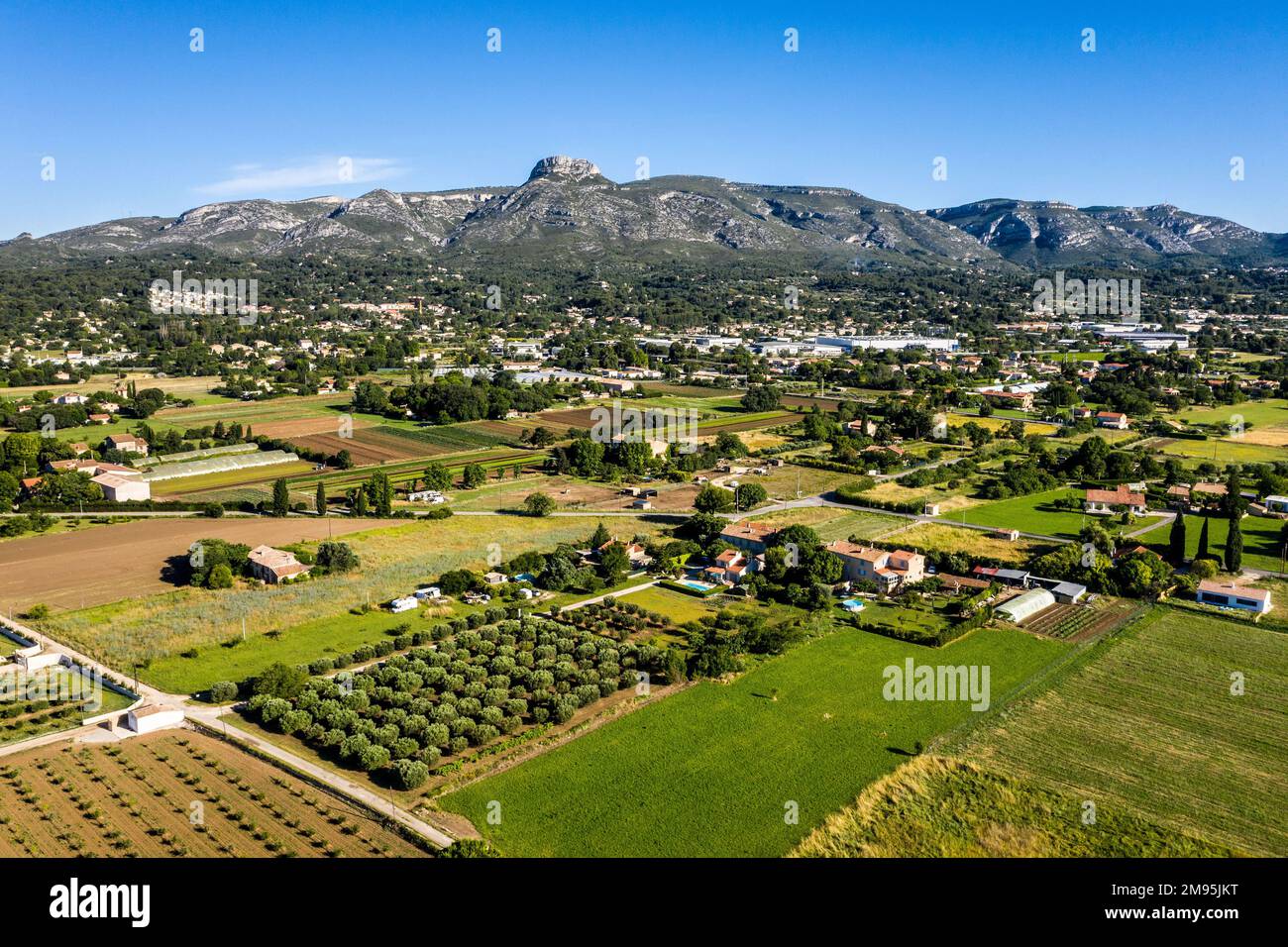 Aubagne (sud-est de la France) : vue aérienne d'une zone agricole en bordure de la ville, avec un parc industriel et le massif du Garlaban dans le di Banque D'Images