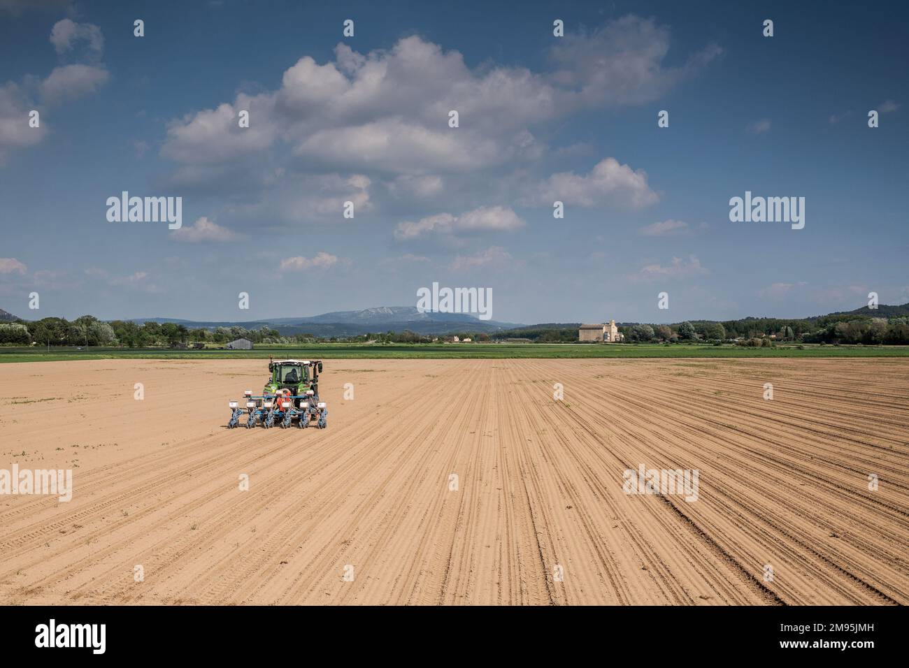 Pertuis (sud-est de la France) : semis dans un champ de la plaine agricole de Pertuis, tracteur avec semoir dans un terrain labouré Banque D'Images Pertuis (sud-est de la France) : semis dans un champ de la plaine agricole de Pertuis, tracteur avec semoir dans un terrain labouré Banque D'Images