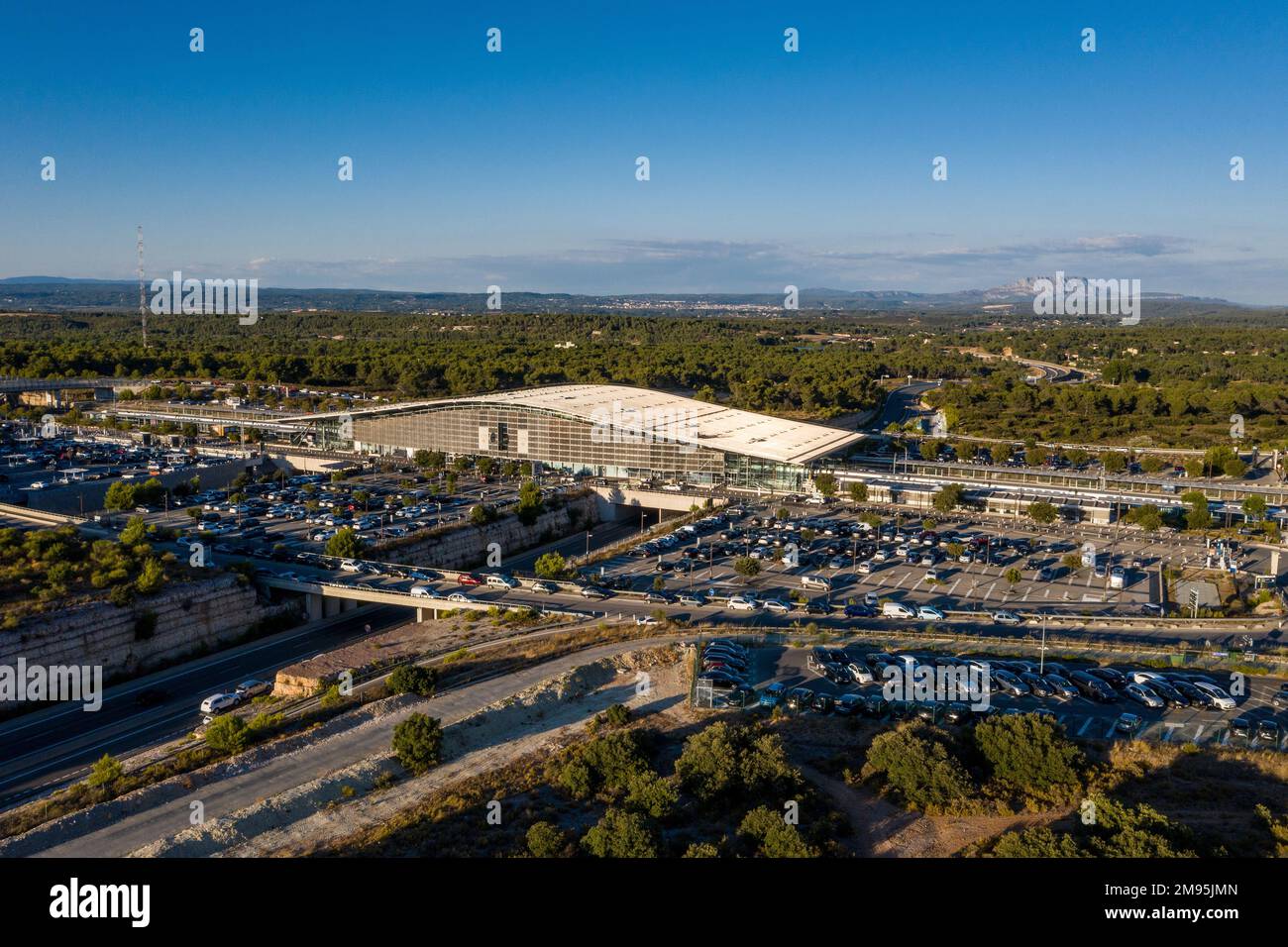 Vue aérienne de la gare d'Aix-en-Provence construite sur le plateau d'Arbois. Gare et parkings Banque D'Images