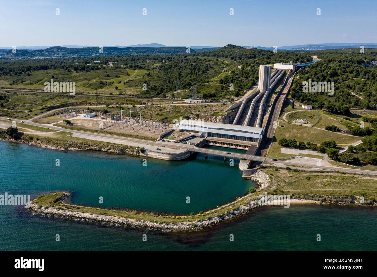 Saint-Chamas (sud-est de la France) : vue aérienne de la centrale hydroélectrique exploitée par EDF (Office français de l'électricité) sur l'etang de Berre p Banque D'Images