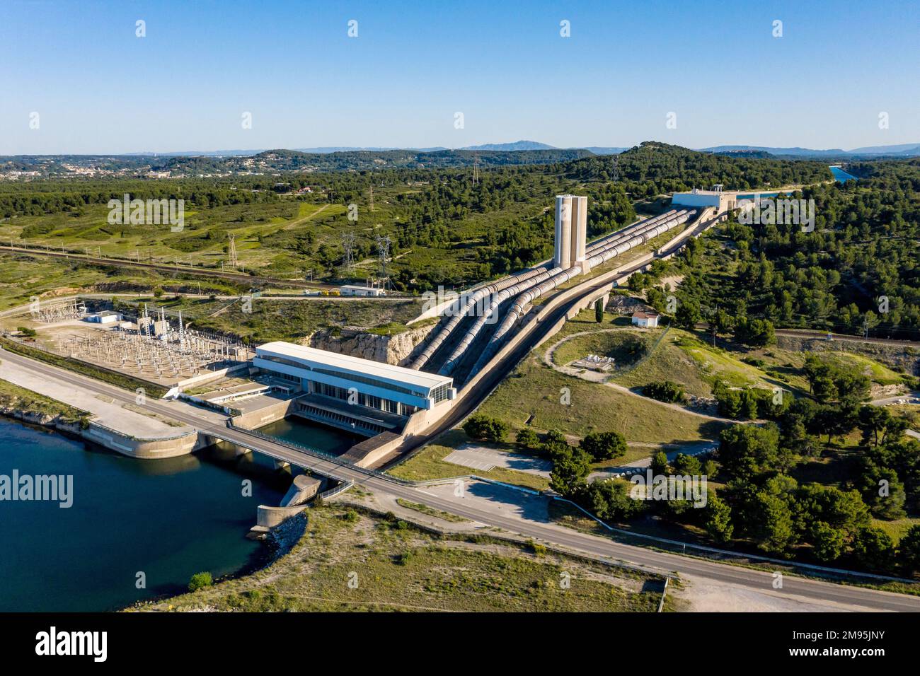 Saint-Chamas (sud-est de la France) : vue aérienne de la centrale hydroélectrique exploitée par EDF (Office français de l'électricité) sur l'etang de Berre p Banque D'Images