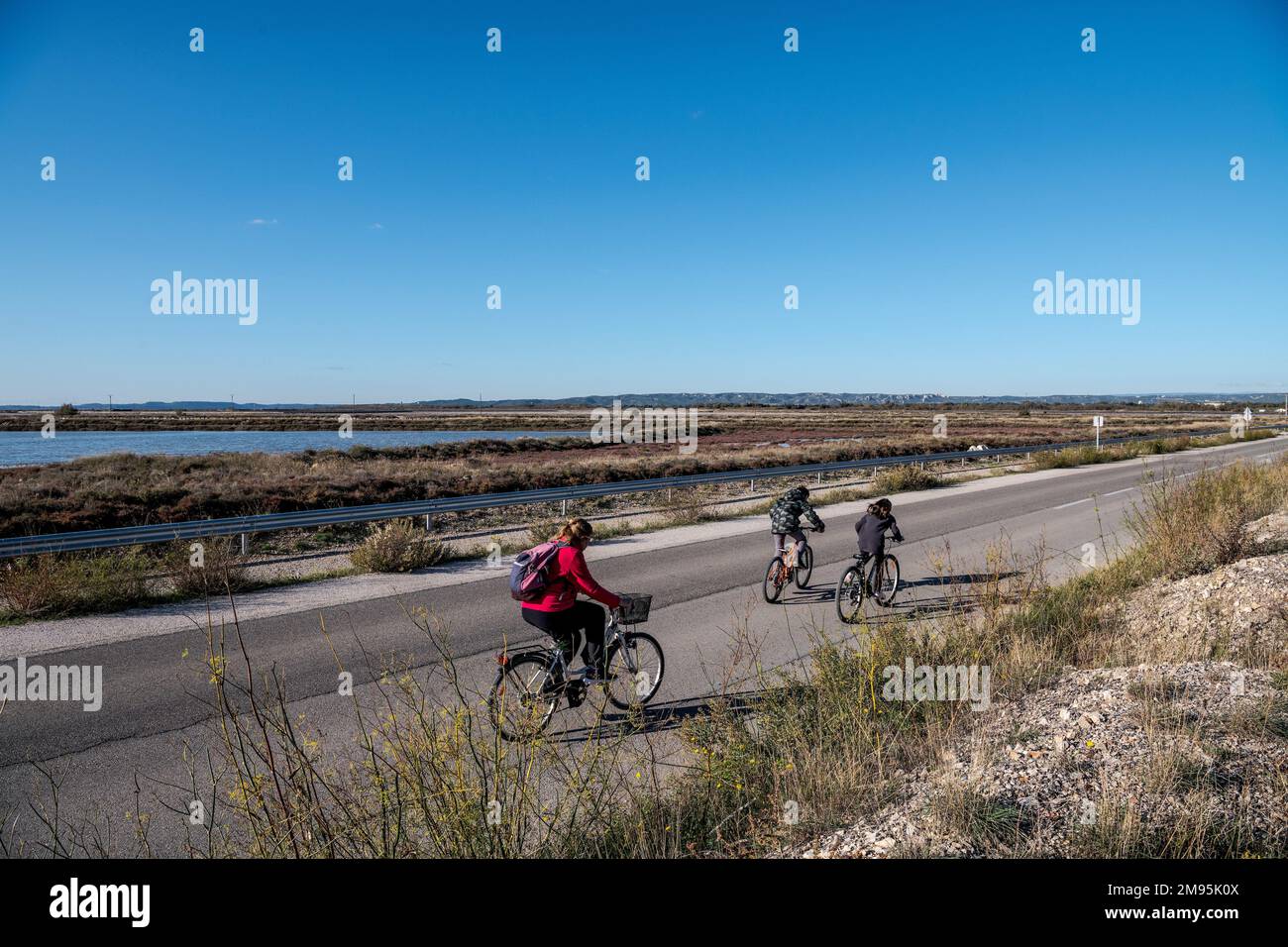 Berrel’Etang (sudest de la France) balade à vélo, mère et ses deux