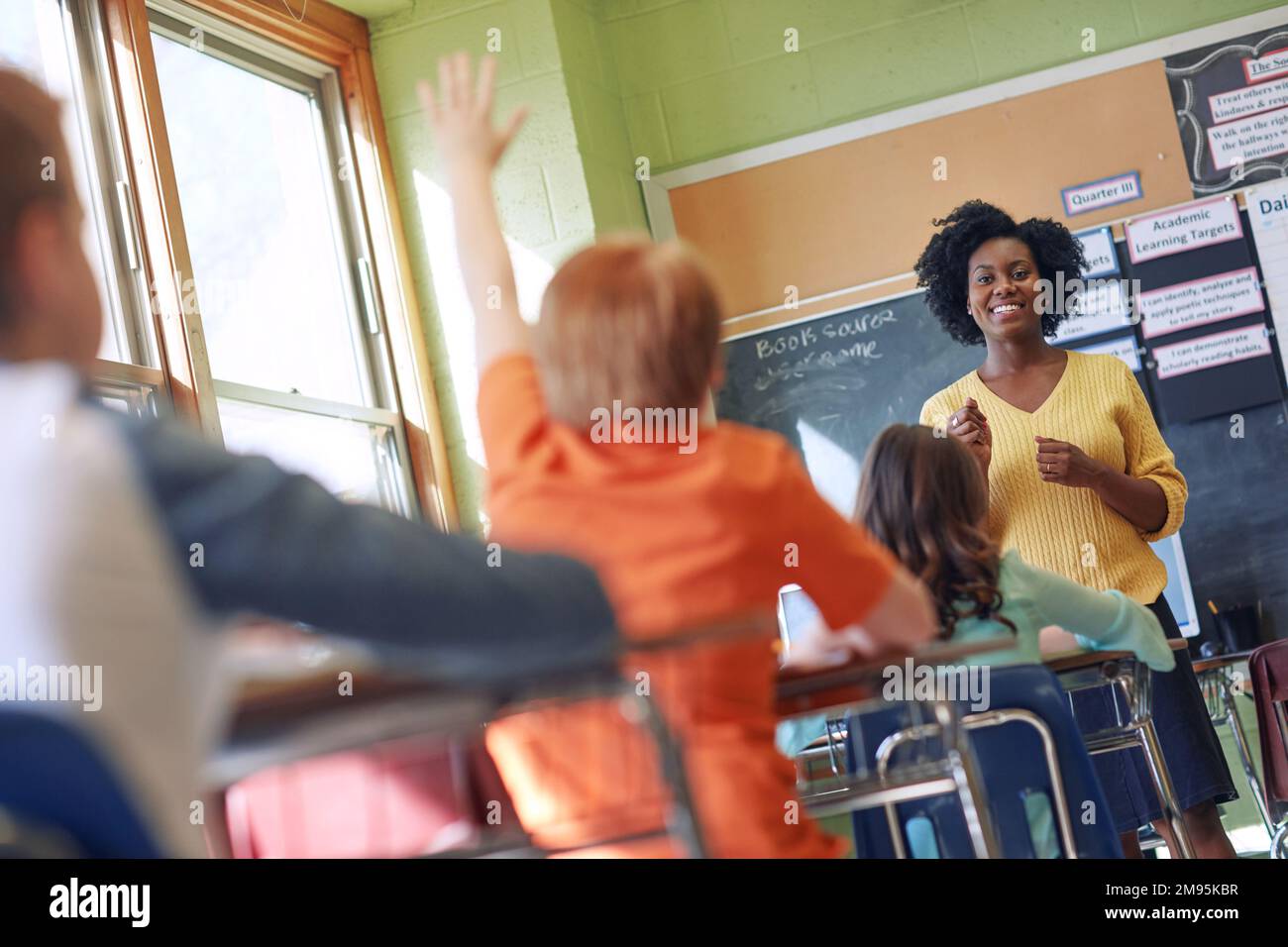 L'éducation, l'enseignant et les enfants en classe avec la question dans la leçon de l'académie, l'apprentissage et l'étude. Connaissances, enseignement et élèves, enfants d'école et Banque D'Images