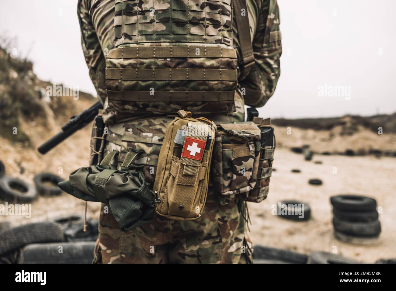 Photo arrière d'un soldat en camouflage Banque D'Images