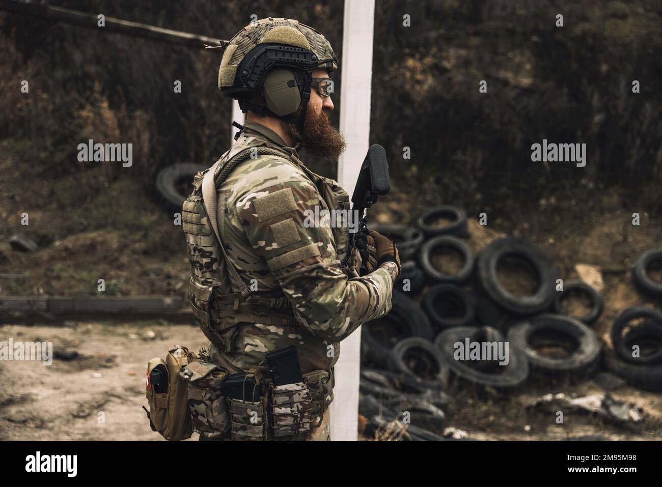 Soldat en camouflage sur un devoir près de la position Banque D'Images