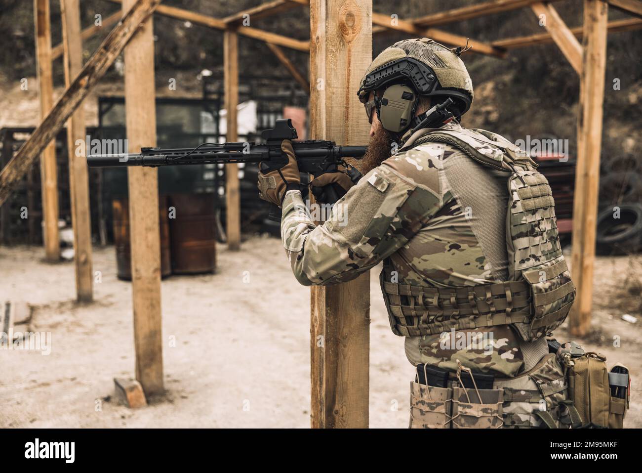 Soldat en camouflage avec un fusil dans les mains Banque D'Images