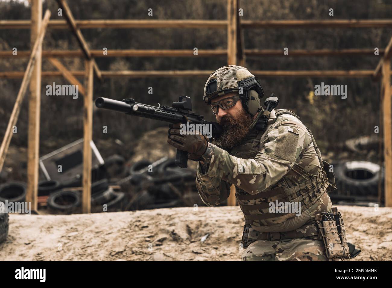 Soldat en camouflage avec un fusil dans les mains Banque D'Images
