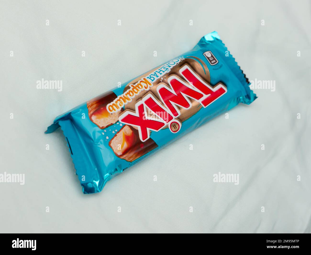 Twix minis cookie bars sur fond bleu. Twix est une barre de chocolat  fabriquée par Mars, Inc Photo Stock - Alamy