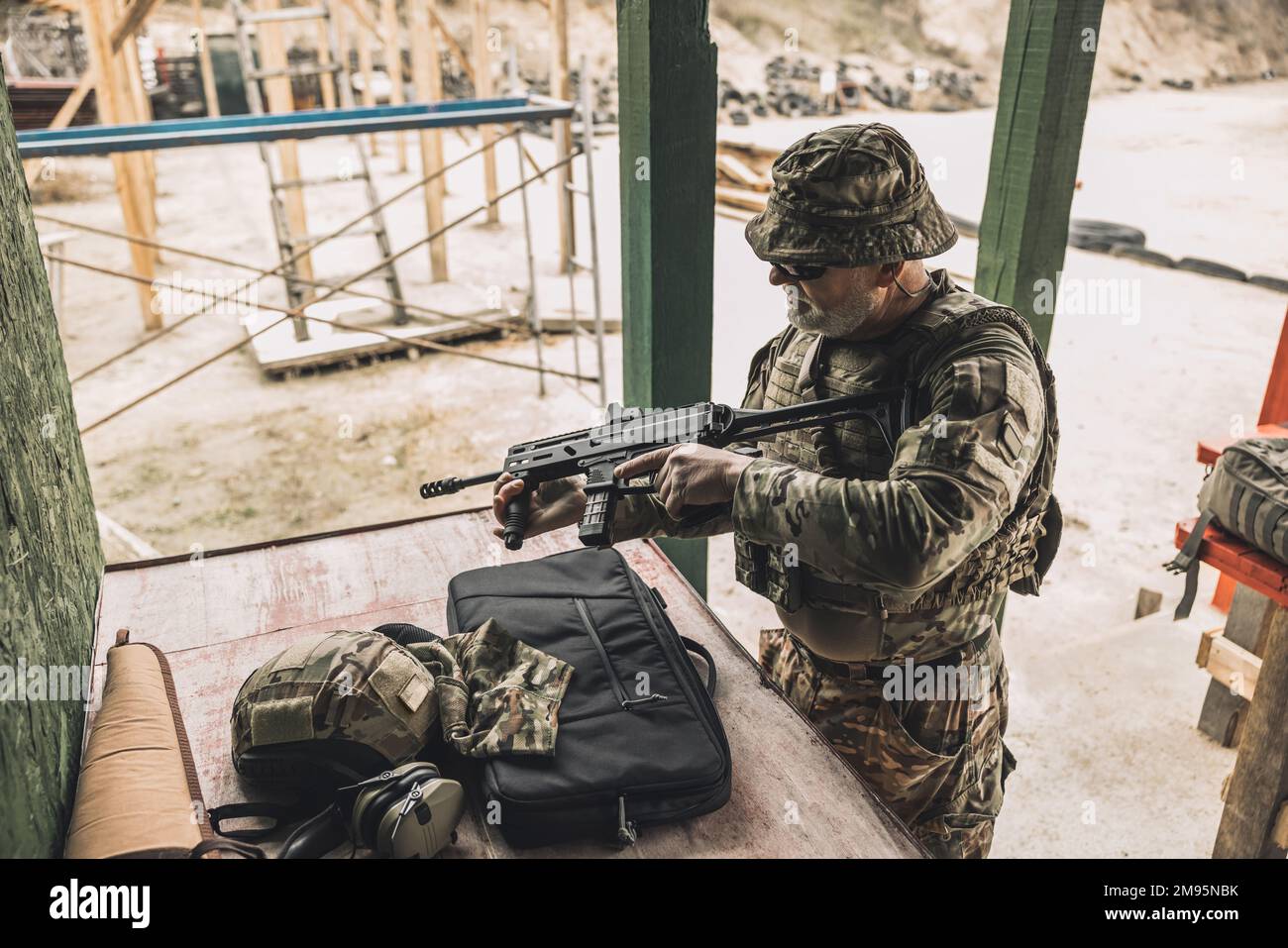 Nouveau soldat dans un camp militaire apprenant à utiliser le fusil Banque D'Images