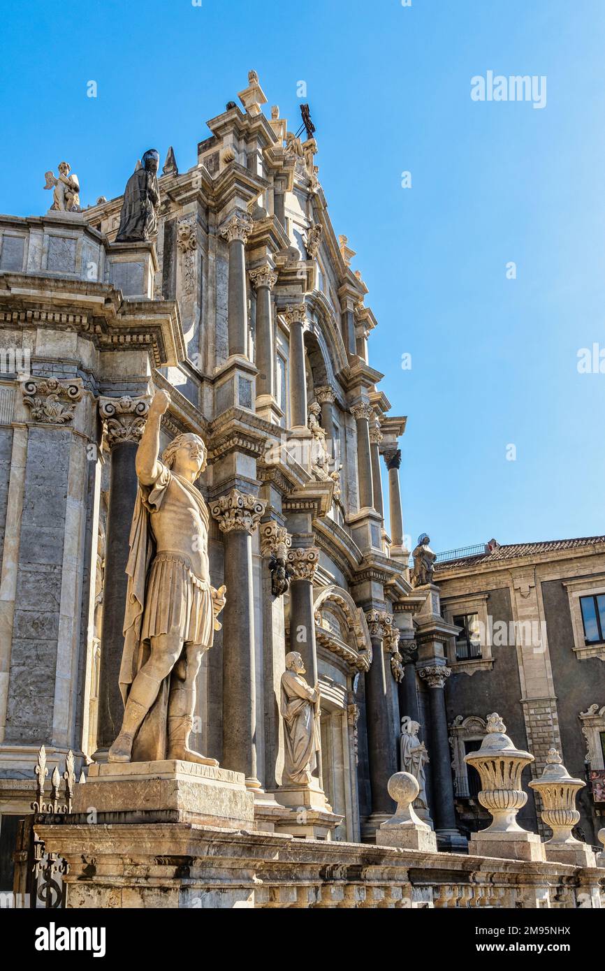La statue de Sant'Attalo, en marbre de Carrare, placée au-dessus de la balustrade en face du cimetière de la cathédrale de Sant'Agata. Catane, Sicile, Banque D'Images