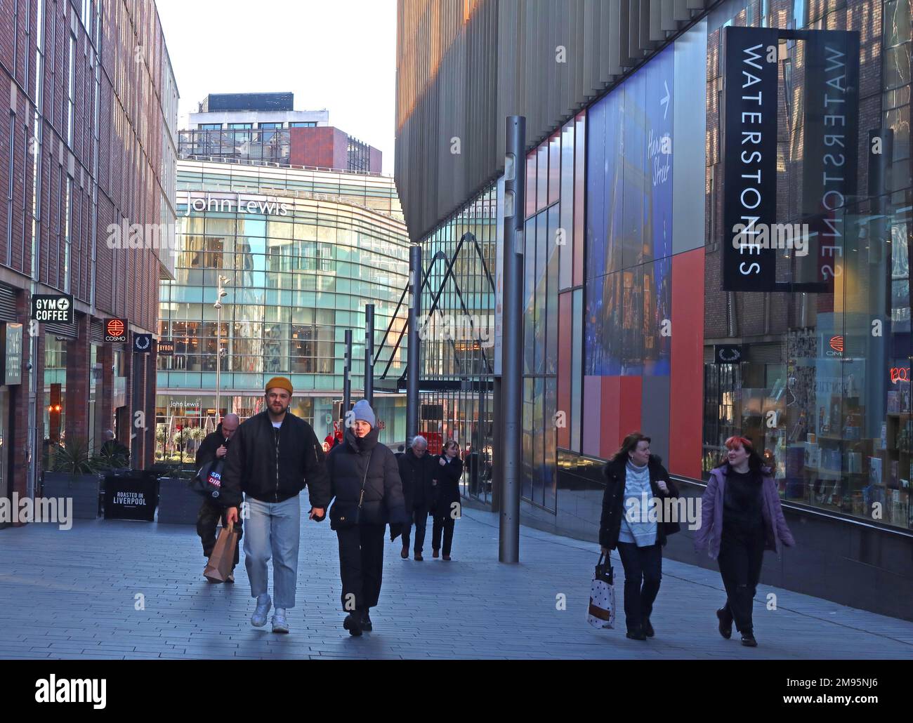 Les amateurs d'hiver, la librairie Passing Waterstones, Cosmo et John Lewis, LiverpoolOne, 5 Wall St, Liverpool, Merseyside, ANGLETERRE, ROYAUME-UNI, L1 8JQ Banque D'Images