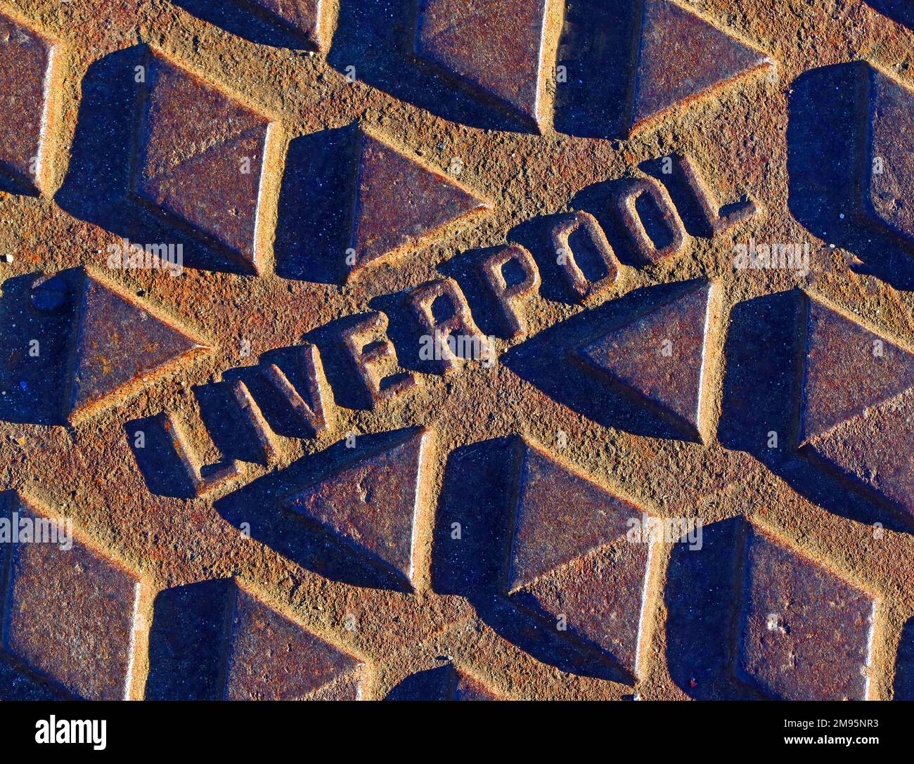 Rusty Liverpool grille de rue en fonte gaufrée, Merseyside, Angleterre, Royaume-Uni, L1 2SF Banque D'Images