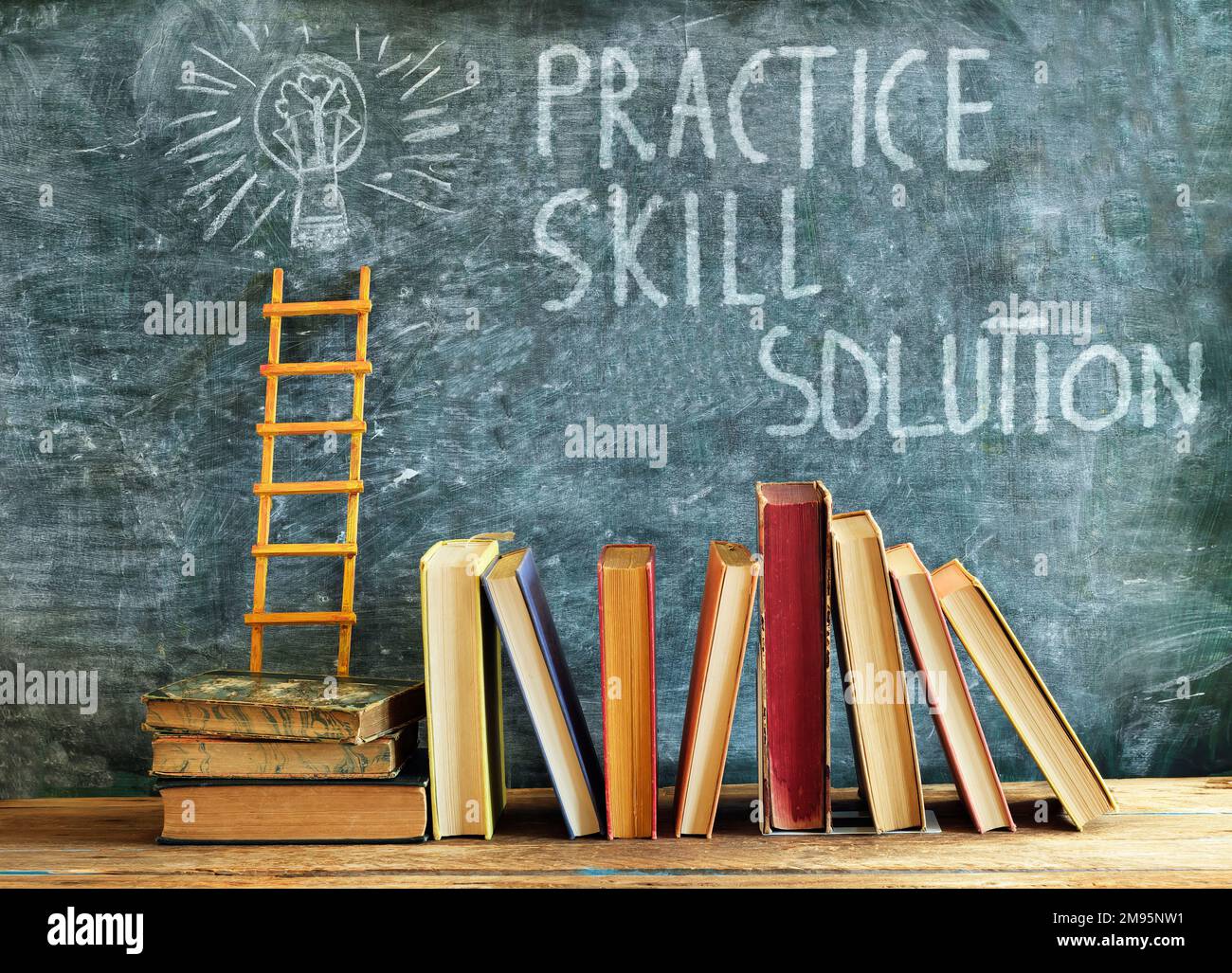 Pile de livres de hardback avec le slogan impossible est impossible sur le tableau noir.apprentissage,éducation,développement, échelle de la réussite et de retour à l'école concept Banque D'Images