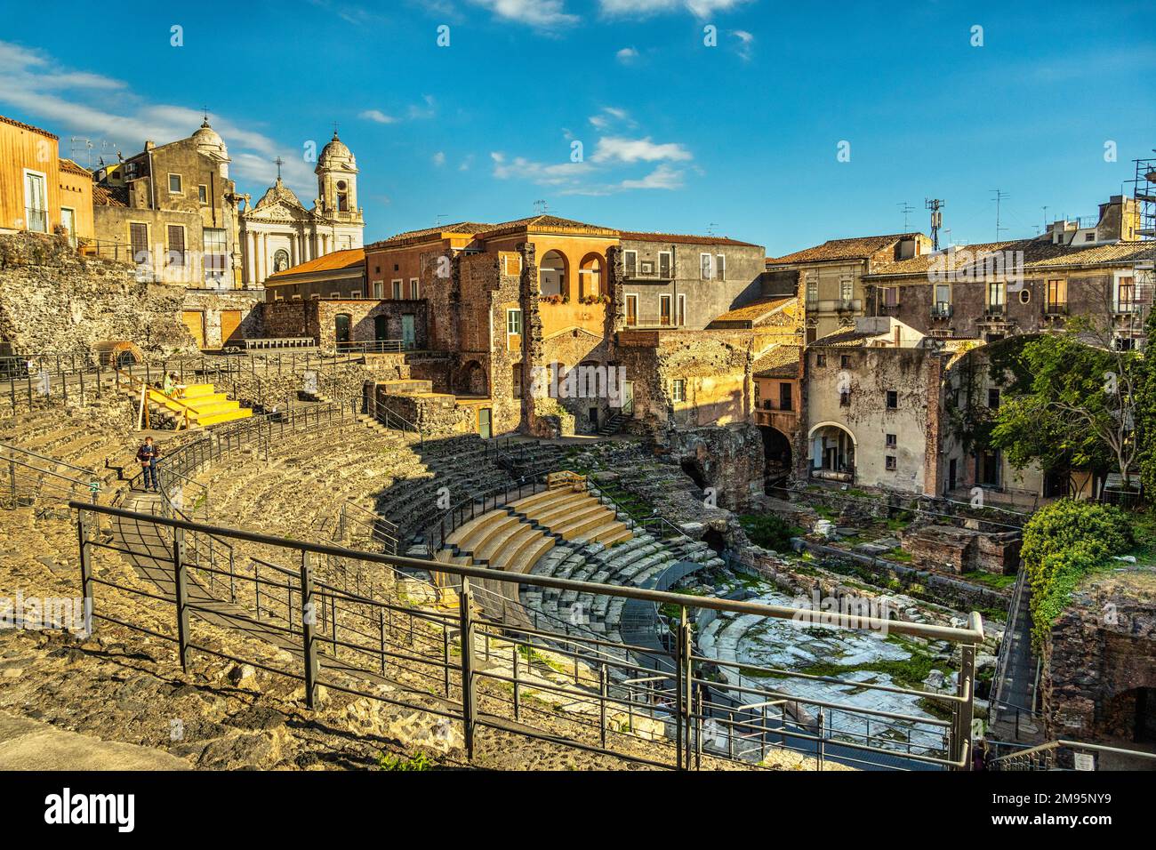 Ruines de l'ancien théâtre grec-romain de Catane. Les palais du XVIIIe siècle ont été construits autour et au-dessus du site archéologique. Catane Banque D'Images