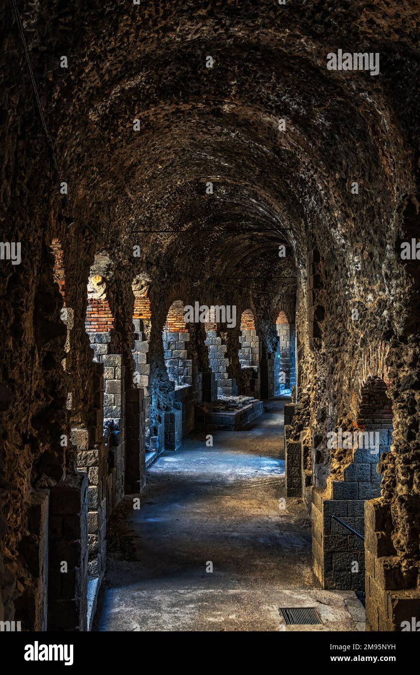 Ancien couloir voûté pour accéder aux galeries autour et sous le théâtre grec-romain de Catane. Catane, Sicile, Italie Banque D'Images