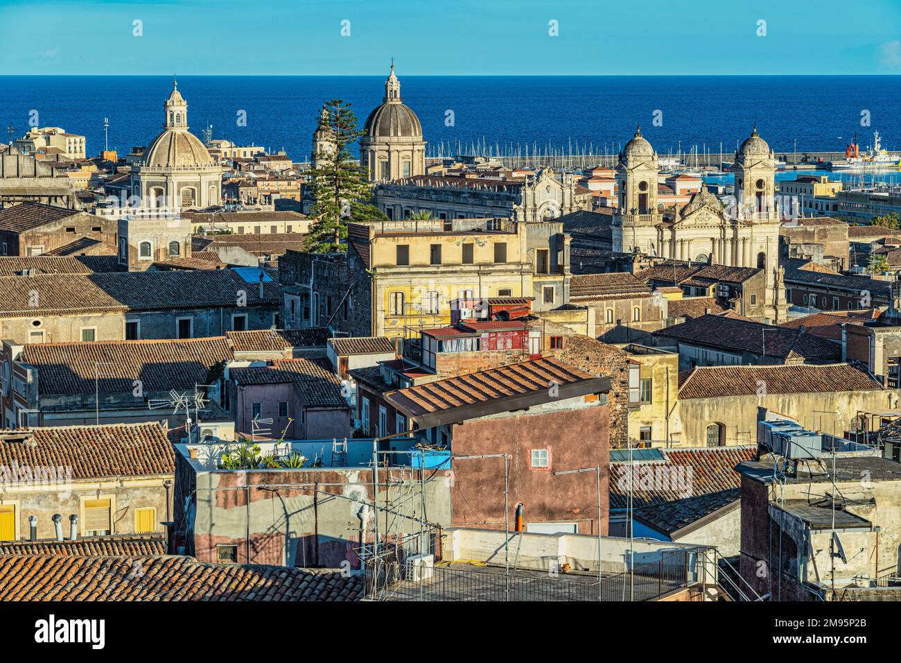 Vue aérienne sur les toits, les dômes et le clocher de la basilique de la cathédrale de Sant'Agata et de l'abbaye de Sant'Agata. Catane, Sicile, Italie, Europe Banque D'Images