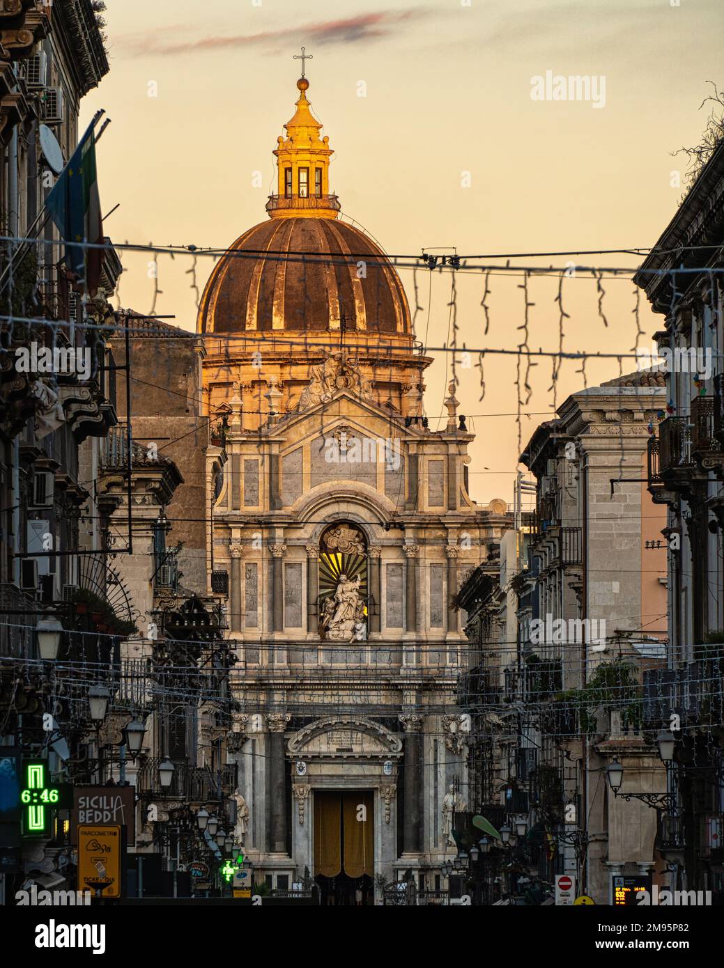 Le dôme et la façade de la cathédrale de Catane illuminés par la lumière chaude d'un coucher de soleil d'hiver. Catane, Sicile, Italie, Europe Banque D'Images