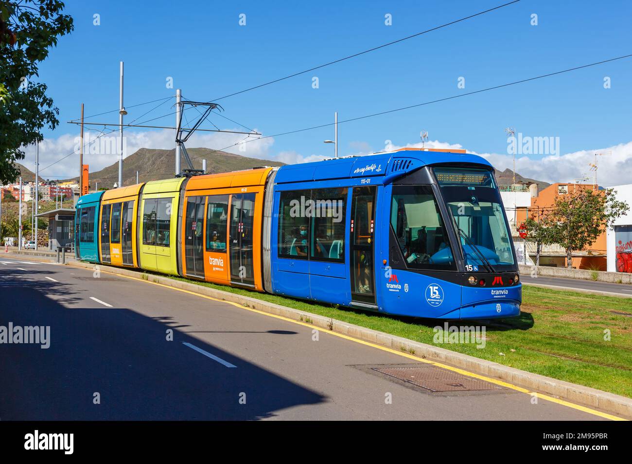 Ténérife, Espagne - 22 septembre 2022 : tramway Alstom Citadis 302 sur la ligne L1 à l'arrêt Gracia des transports en commun de Ténérife, Espagne. Banque D'Images