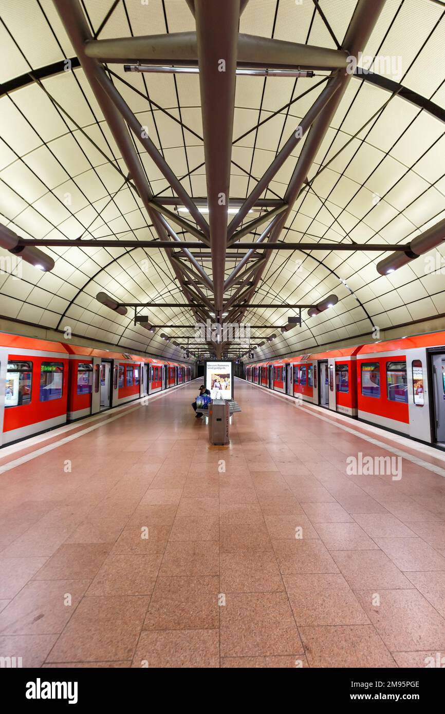 Hambourg, Allemagne - 14 août 2022: Train S-Bahn de la gare de Deutsche Bahn format portrait de l'aéroport à Hambourg, Allemagne. Banque D'Images