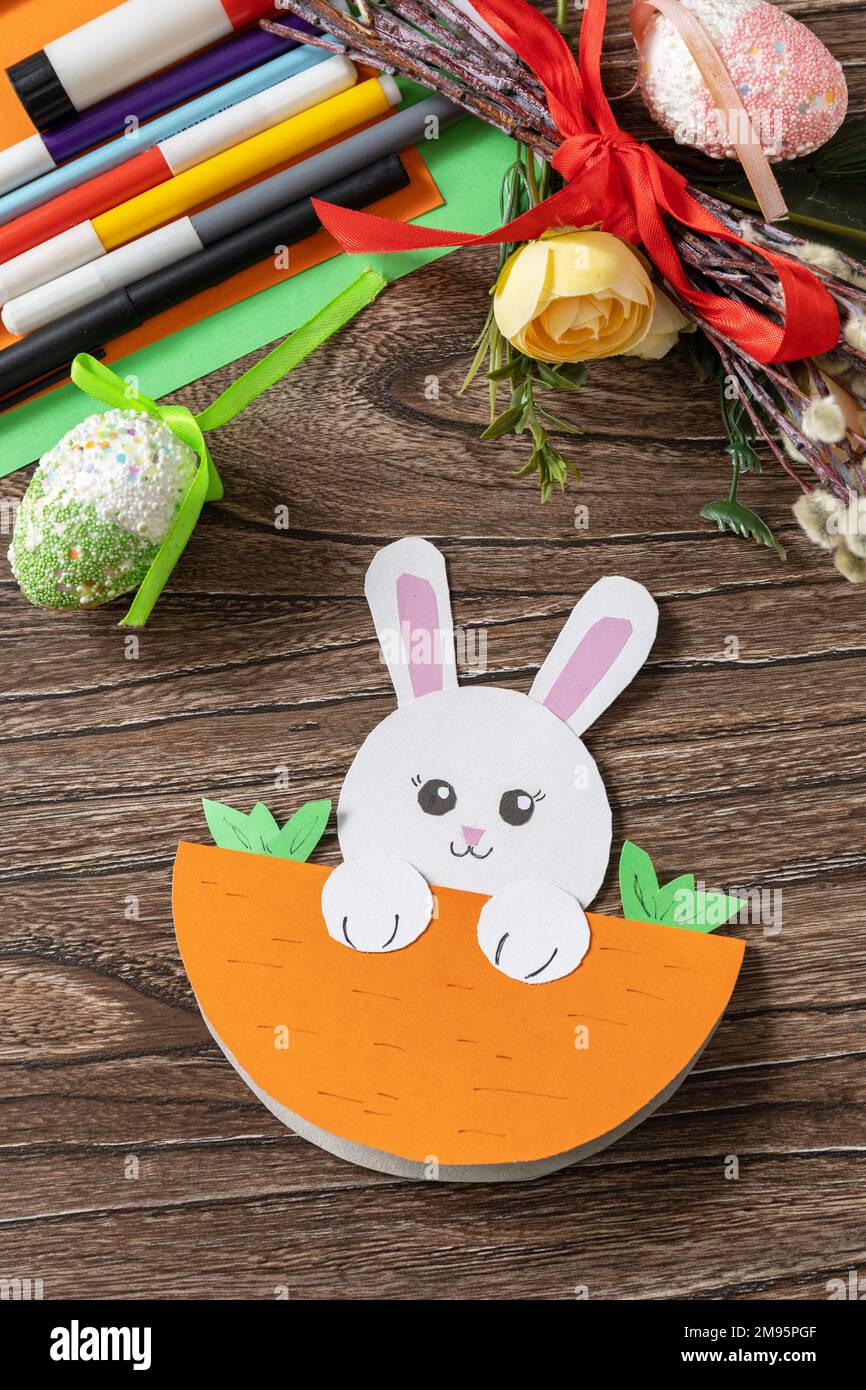 Carte de Pâques cadeau lapin de Pâques sur une table en bois. Fait à la main. Projet de créativité, d'artisanat, d'artisanat pour les enfants. Banque D'Images