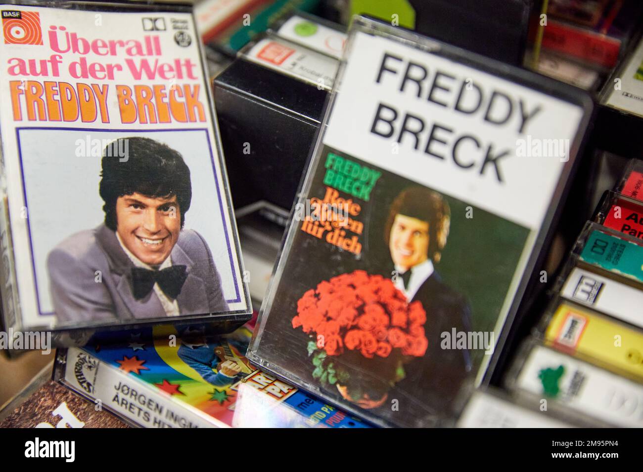 Allemand schlager Singer Freddy Breck, cassettes, 'überall auf der Welt', 'Rote Rosen für dich' Banque D'Images